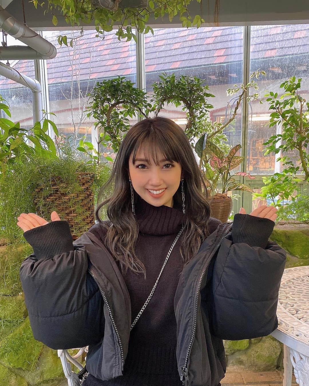 YUMIKAのインスタグラム：「ボタニカル感👨‍🏫🌲笑 2枚目笑い過ぎて目が無くなるという😂 緑に囲まれて癒された〜🌲✨ またゆっくりUPしようっと (•'-'•)♥️ #cyberjapan #cyberjapandancers #サイバージャパン #サイバージャパンダンサーズ #cjd_yumika #植物 #ボタニカル」