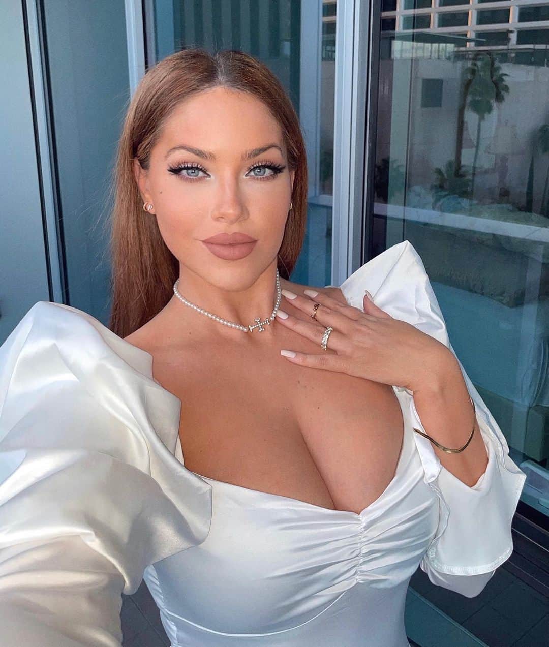 Olivia Piersonさんのインスタグラム写真 - (Olivia PiersonInstagram)「Fully iced out in my FAV @vibe_szn jewerly! 💎 PS... whoever can read my ring wins.... 💍」12月19日 19時08分 - oliviapierson