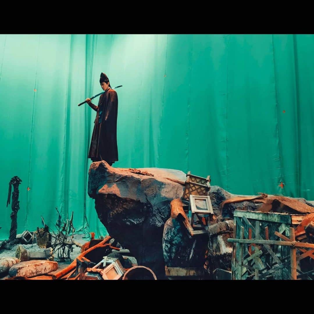 ダンソン・タンのインスタグラム：「綠幕的想像空間 靠想像演戲也不容易 但 有趣🗡🗡🗡 #DT #唐禹哲 #橫店」