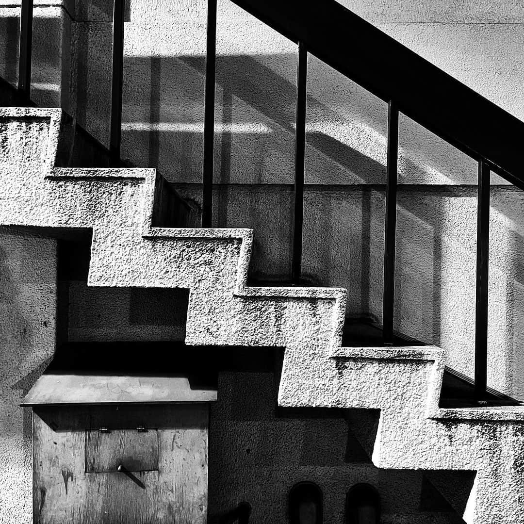 naotakeのインスタグラム：「階段 - Stairs / iPhone 12 Pro Max & Snapseed, 20201220 . . 師走の人混みを避けるようにして、ユニクロで買い物。 . . #spicollective #royalsnappingartists #infamous_family #rsa_main #infinity_photo_cult #2_fineart #jp_gallery_member #jp_gallery_bnw #trb_bnw #wp_bnw  #bnw_life #bnwlife_member #bnw_life_shots #bnw_captures #world_bnw #top_bnw #team_jp_ #team_jp_モノクロ #ig_energy_bw #ig_nihon #streetphotographybnw #igersjp #blackandwhite #bnw #bnwphoto #monochrome #bw #bnwphotography #ShotOniPhone #shotoniphone12promax」