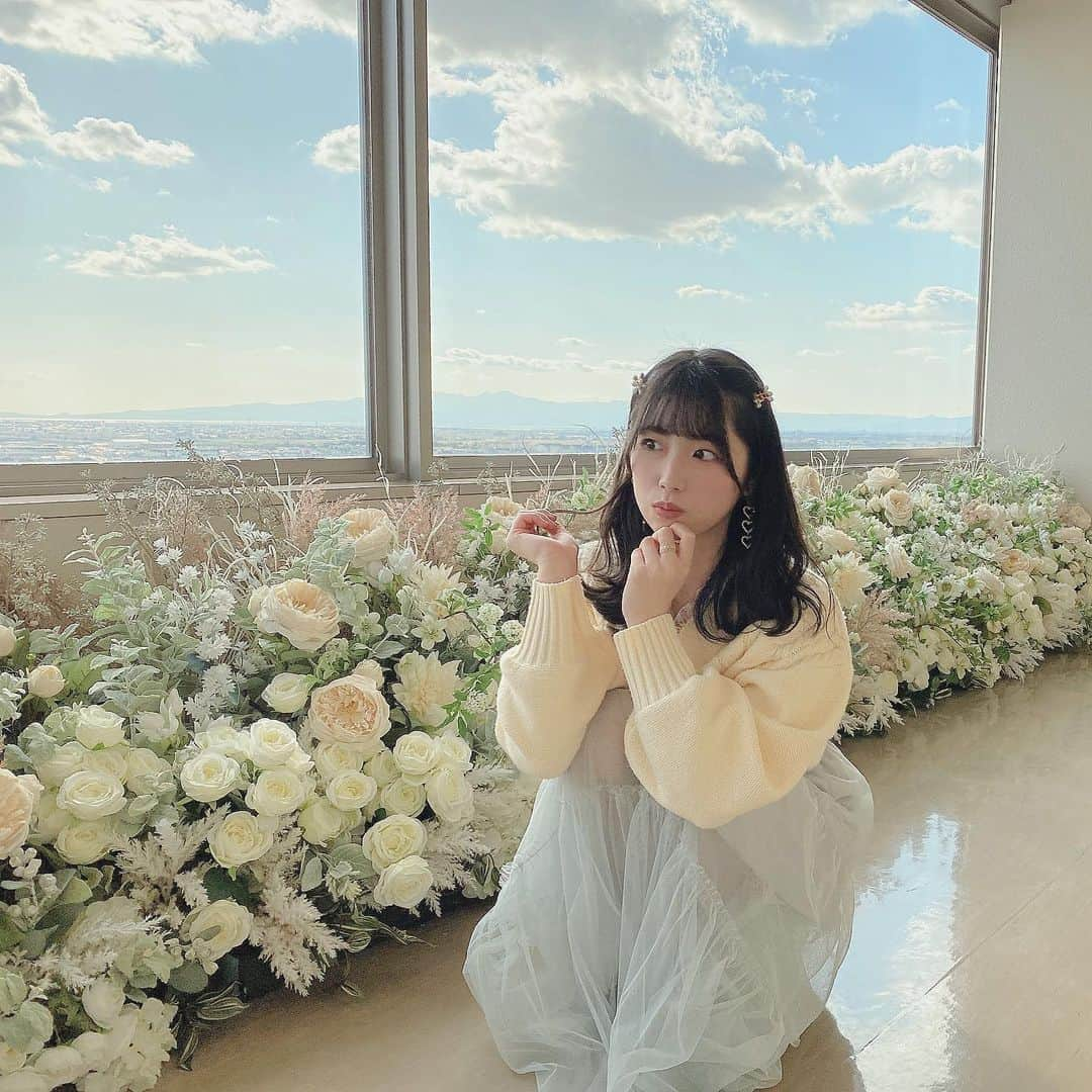 小川紗奈さんのインスタグラム写真 - (小川紗奈Instagram)「綺麗な空と、かわいいお花が沢山で一緒に撮りました🌷﻿ ﻿ 服装とか髪型も女の子ってかんじにしてみた⸜❤︎⸝‍﻿ ﻿ #flower #花 #景色 #ヘアクリップ #ヘアアレンジ #白ニット #ニット #冬コーデ #follow #followme」12月19日 19時18分 - sana_hkt48