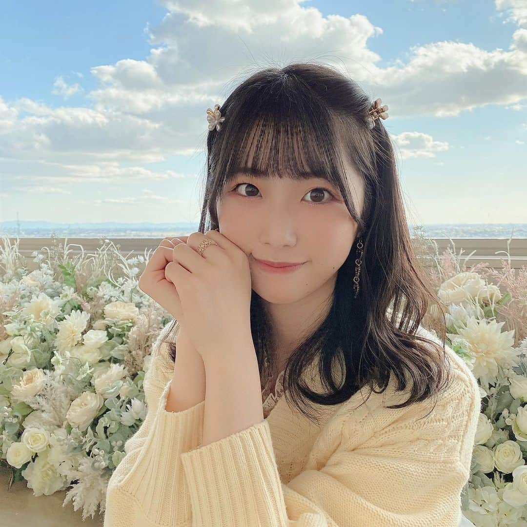 小川紗奈さんのインスタグラム写真 - (小川紗奈Instagram)「綺麗な空と、かわいいお花が沢山で一緒に撮りました🌷﻿ ﻿ 服装とか髪型も女の子ってかんじにしてみた⸜❤︎⸝‍﻿ ﻿ #flower #花 #景色 #ヘアクリップ #ヘアアレンジ #白ニット #ニット #冬コーデ #follow #followme」12月19日 19時18分 - sana_hkt48