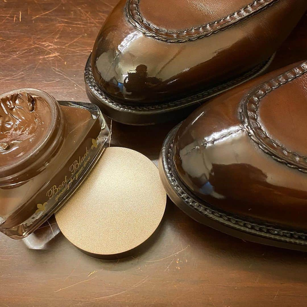 bootblack_officialさんのインスタグラム写真 - (bootblack_officialInstagram)「Palette Shine by @gakuplus_ogawa 🇯🇵  #columbus#bootblack#finishingbrush#shoecare#shoeshine#shoepolish#shoegazing#shoestagram#mensshoes#mensfashion#leathershoes#highshine#madeinjapan#japanmade#japanmadeshoecare#japan#nagoya#gakuplus#edwardgreen#edwardgreendover」12月19日 19時19分 - bootblack_official