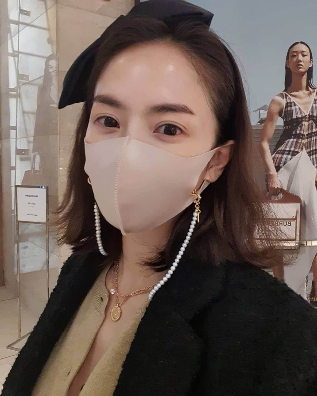 ユ・ハナのインスタグラム：「백만년만에 장보러 배콰즘에 나온 느낌적인 느낌  고구마 한상자  계란 두판 감자 한박스 대파 한단 이것만해도 무게가..🤣  근데 저 뒤에 있는 가방 갖고 싶어서 찍은거 아니고요 작년부터 계속 눈에 밟히지않았고요 딱 내스타일이지만 사고싶은거 아니고요 가방보다 모델언니 팔뚝이랑 근육 갖고 싶고요 이렇게 말한다고 진짜 가방안갖고 싶은거 아니고요 진짜 작년에 참으면 보통 올해는 안나와야되는데 똑같은 모델이 또 나와서 자꾸 눈앞에 보이고요 아니진짜 갖고싶은거 아니고요 식품관에서 호떡 다섯개  닭꼬치 6개  와플 3개 샀고요 물욕을 못채워 식욕이 돋았고요 가방은 없고 똥배가 나왔구려 라고 끝내겠습니다...😝」