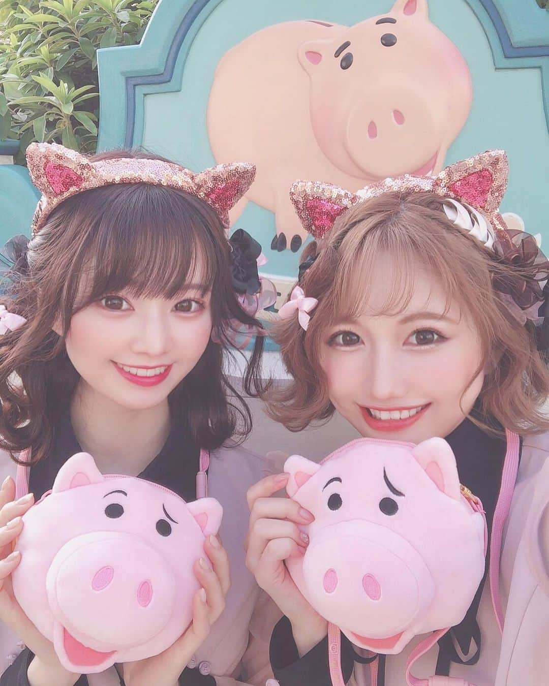 結城明日翔のインスタグラム：「. ハムコーデ🐷💓 . どの服にするか決める時に お互いこの服選んでてびっくり🤭♥️ . . . #ディズニーシー #ディズニーコーデ #tds #ハム #ハムコーデ #東京ディズニーシー #eatme #ピンクコーデ #ワンピース #selfie #おそろコーデ #ヘアアレンジ #ディズニー #ディズニーカチューシャ #disney #disneysea #hamm #tokyodisneyresort #時差投稿 #リボンアレンジ #instadisney #🐷」