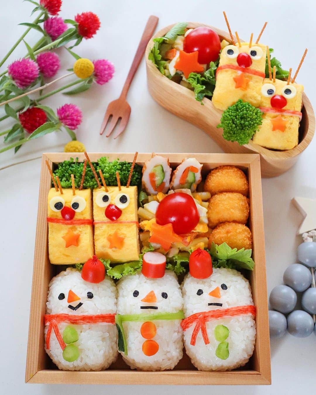 ｒｉｉさんのインスタグラム写真 - (ｒｉｉInstagram)「2020.12.19 . . Christmas弁当でこんばんは\( ¨̮ )/ . . 雪だるまの俵おにぎりと トナカイの卵焼き入りです🧑‍🎄 . . ずーっとクリスマスの事を考えてたはずが 気付けばあと５日後？！ モスチキンは頼んだからヨシ！として あと何を作ろうかな〜と頭悩ませてるところです🙄 . . いよいよバタバタの年末に突入ですね・・・ 主婦のみなさん💪頑張りましょうね✨ . . . . . #クリスマス#クリスマス弁当#クリスマスおにぎり#クリスマスメニュー#トナカイ卵焼き#俵おにぎり#デコおにぎり#キャラ弁#kyaraben#kyarabenist#デコ弁#デコごはん#Christmas#Christmasfood#onigiri#雪だるまおにぎり#わっぱ弁当#てづくりおべんと365#お弁当#可愛いお弁当作りたい部#rii弁当」12月19日 19時20分 - yur_rii