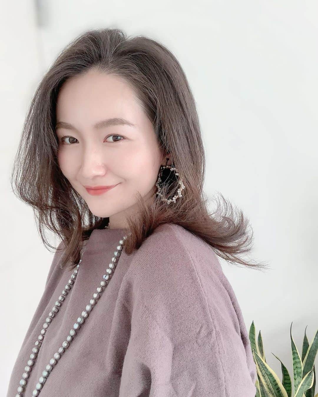 リナのインスタグラム：「✂︎✂︎✂︎  今年最後の美容メンテ❣️  ピコトーニング して、 HIFUして、 15年ぶり位にパーマをかけてきたよ⭐️  学生時代にデジパをかけた時は、 超絶時間がかかった印象だったけど、 最近のパーマ事情はかなり進化しているらしく、 びっくりするほどあっという間に出来上がっちゃった♪  今回お願いしたのは、 MINX青山店のけんとさん @kento_minx_shiota   やる気に満ち溢れていて、 美容情報の知識も豊富で、 何よりシャンプーとマッサージが 最高に気持ちいいお兄さん♪  これで朝のヘアーセットの時間も短縮できるから、 ベッドでぬくぬくタイムが長くなる〜💤  私の投稿を見たと言ってくれれば 20%オフになるので ぜひぜひ行ってみてください♪  MINX 青山店 @minxaoyama_official  ...................................................... #美容メンテ #デジタルパーマ #パーマヘア #ミディアムヘア #tokioトリートメント #ヘアカット #ヘアアレンジ #ヘアスタイル #MINX青山 #青山 #表参道 #美容室」