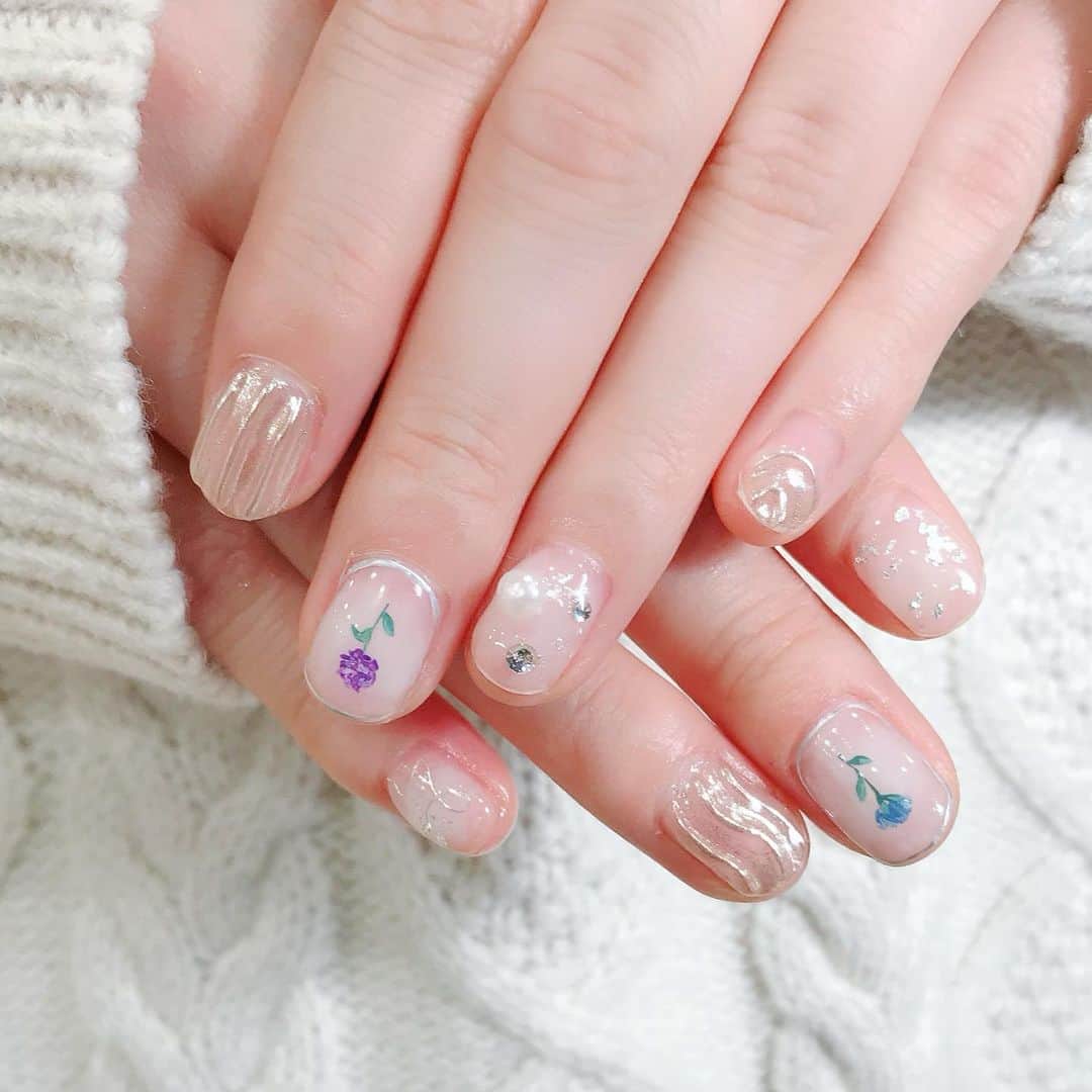 なかやまちえこのインスタグラム：「クリアとシルバーとシアーホワイト🥀⠀ ⠀ （デザインはお伝え頂いて）⠀ #nail #nails #nailart #ネイル #美甲 #ネイルアート  #japanesenailart #manucure #japanesenails #manicurist #gelnails #أظافر #네일아트 #미용 #vẽmóng #ホワイトネイル  #クリアネイル #clearnails #いとくとら ちゃん @ikr828」