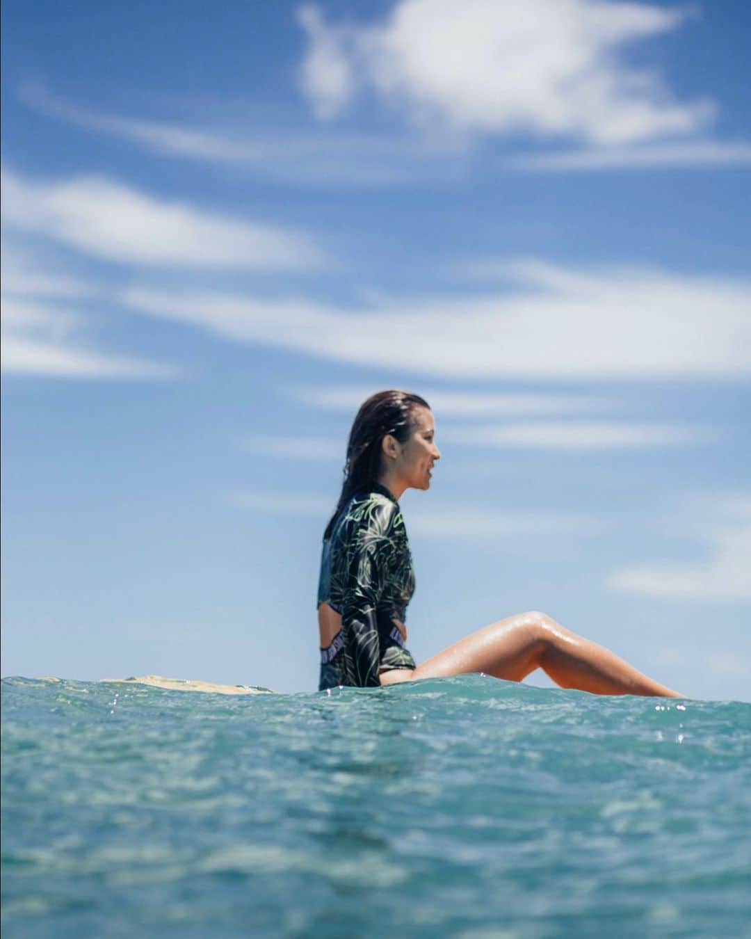 エビアン・クーのインスタグラム：「🏄‍♀️ 💦 ☀️」