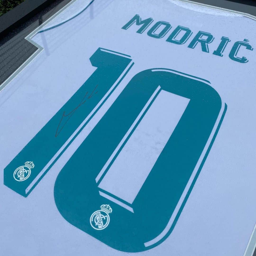 F2Freestylersさんのインスタグラム写真 - (F2FreestylersInstagram)「🚨GIVEAWAY #7🚨  This amazing signed and framed @lukamodric10 shirt courtesy of our friends at @a1sportingmemorabilia  Follow them and tag 2 mates below 👇 for your chance to win! 🤝  #f2daysofchristmas」12月19日 19時24分 - thef2