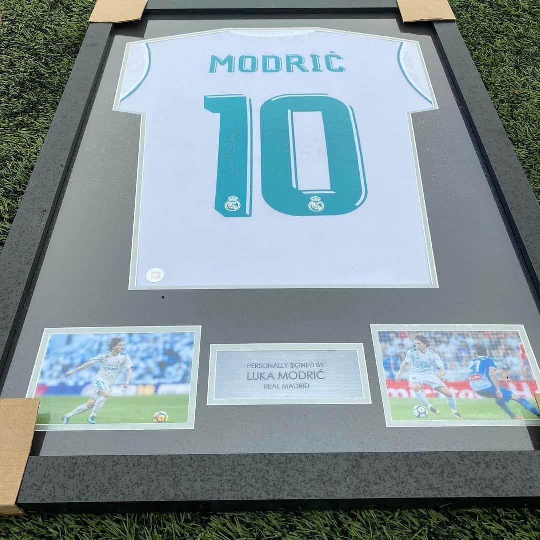 F2Freestylersさんのインスタグラム写真 - (F2FreestylersInstagram)「🚨GIVEAWAY #7🚨  This amazing signed and framed @lukamodric10 shirt courtesy of our friends at @a1sportingmemorabilia  Follow them and tag 2 mates below 👇 for your chance to win! 🤝  #f2daysofchristmas」12月19日 19時24分 - thef2