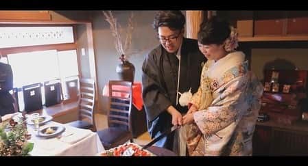 のインスタグラム：「. ご親族に見守られての 温かみのあるご会食🍽 笑顔が溢れる、とても 素敵な空間でした✨  --------------------------- お二人で、ご家族で、 アットホームな和婚をご希望の方 お気軽に和婚スタイルへ ご相談下さい👘✨💕  @wakonstyle プロフィールのリンクから HPをご覧頂けます。 --------------------------- #和婚スタイル #神社挙式 #会食会 #色打掛 #紋付袴 #2020冬婚  #2021年冬婚 #まだまだ間に合います #神前結婚式 #日本の結婚式 #家族婚 #桜坂ONO #温かい結婚式」