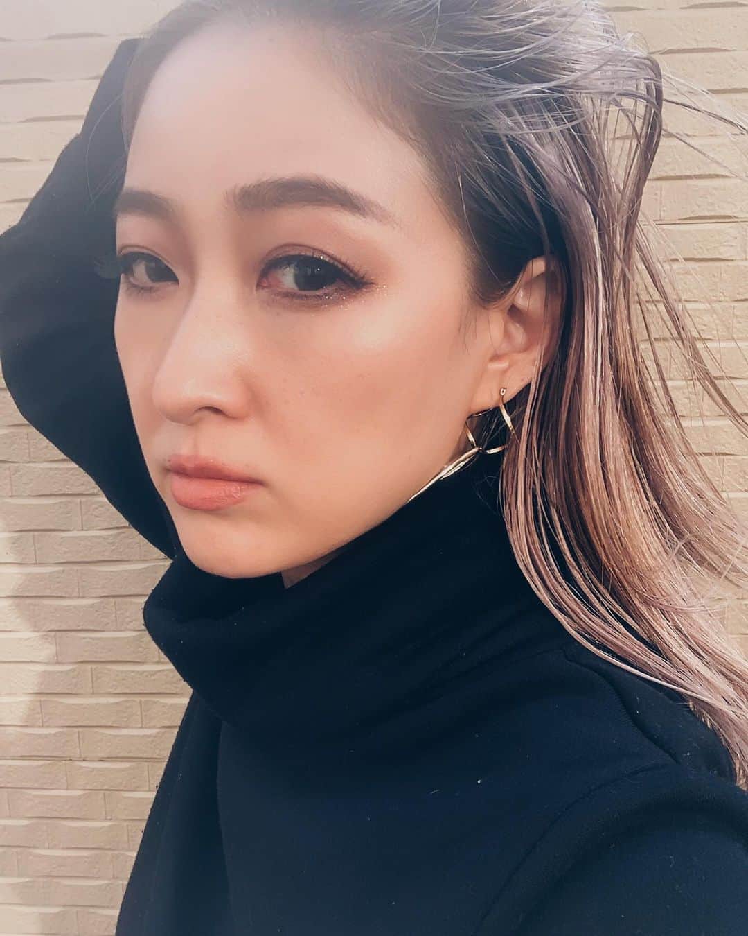 jyA-Me（ヤミー）のインスタグラム：「Violet “greige” 💇🏼‍♀️ New colorと20cmくらい切りました😘✨ ノリさんいつもありがとうございます☺️🙏🏽✨✂️ @hd.ala  4枚目は  @theday_japan のサングラス😎 スーパーかけやすくて海にも運転にも💯 なんだかあっという間に年末🎄 残りの2020年、少しでも皆んなにいい事がありますように💝 . . . #newhaircolor #newhairstyle  #バイオレットアッシュ  #グレージュ #Theday#内側にYの文字💐」