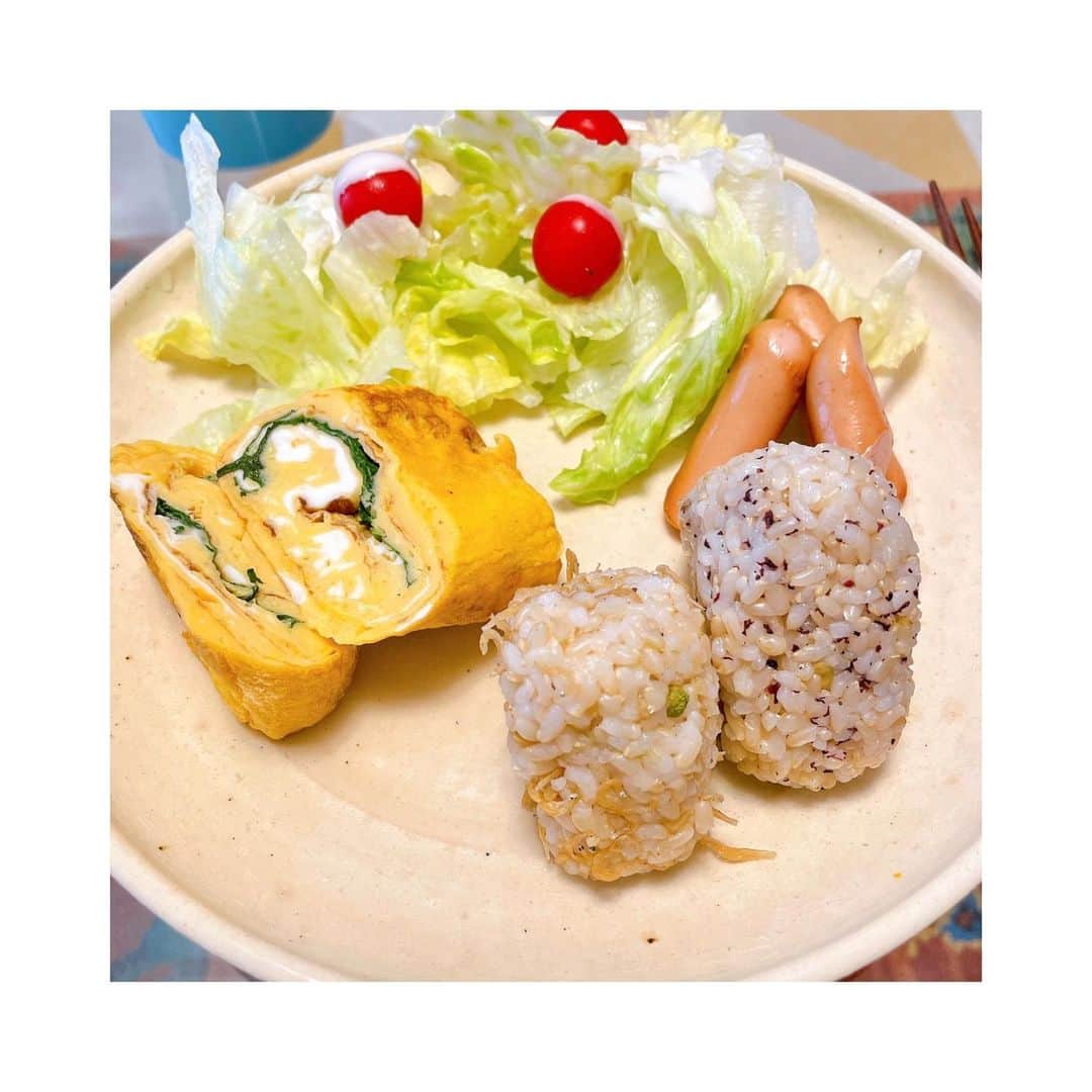 牧野由依のインスタグラム：「#おうちごはん 備忘録🖋  pic1: 【朝ごはんプレート】 2〜3口サイズの小さめおにぎりで 2つの味を楽しむ😍 この日は、しそゆかりとちりめん山椒！ 金平牛蒡作ってたのに… お皿に乗せ忘れたんだよなー😭😭  pic2: 【メカジキのレモンバターソテー】 めっちゃカタカナ並んでるけど、 要はただ焼いただけです（笑） このしめじ凄く大きい品種で🍄 なんて言うんだっけな…🤔 とっても美味しかったです✨  pic3: 【里芋とイカの煮物】 戴き物の立派な里芋を調理しやした🙏🏻 イカの捌き方全然分かってなかったんですが、、 ありがとうYouTube😂❤️（笑）  pic4: 【大根の酢漬け】 結構な量の大根があって、メニューのネタ切れしたので漬けてみました🙋‍♀️  pic5: 【アボカド&炙り漬けマグロ】 大好きなお店さんのメニューで どうしてもおうちでも食べたかったので作ったのだけど… 炙り加減難しかった😂 要研究！です！  pic6: 【大根のそぼろあんかけ】 こちらも大根メニュー💁🏼‍♀️ やっぱトロトロになるまでお出汁で煮込むのが最高っす！  pic7: 【いつぞやの朝ごはん】 大体だし巻き卵つくってれば大丈夫だと思ってる節ある…（笑） 鰤の照り焼きも出現率高め😂  pic8: 【冷蔵庫にあるやつ、全部煮ちゃえ！】 煮たら大体美味しい（笑） この時はジャガイモ、鶏肉、椎茸😆  pic9: 【豚汁🐷】 具沢山豚汁です！ 冬瓜・玉ねぎ・人参・豚肉・舞茸  pic10: 【体に良さそうなものサラダ🥗】 ケールとブロッコリースプラウト🥬🥦🌱  和食がすっきなので、 最近はご飯も玄米ごはんに変えて 和食中心にしているのですが🥢 おすすめの簡単で美味しいレシピあったら ぜひぜひ教えてもらいたいな🙏🏻❤️」