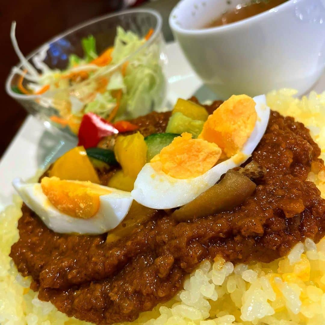 小嶋みつみのインスタグラム：「トラジェカレーおいしかったちゅん！  #京王電鉄 #京王線 #京王線グルメ  #京王線ランチ  #京王線沿線  #稲城駅  #稲城  #稲城カフェ  #トラジェ #花カフェ #Trajet」