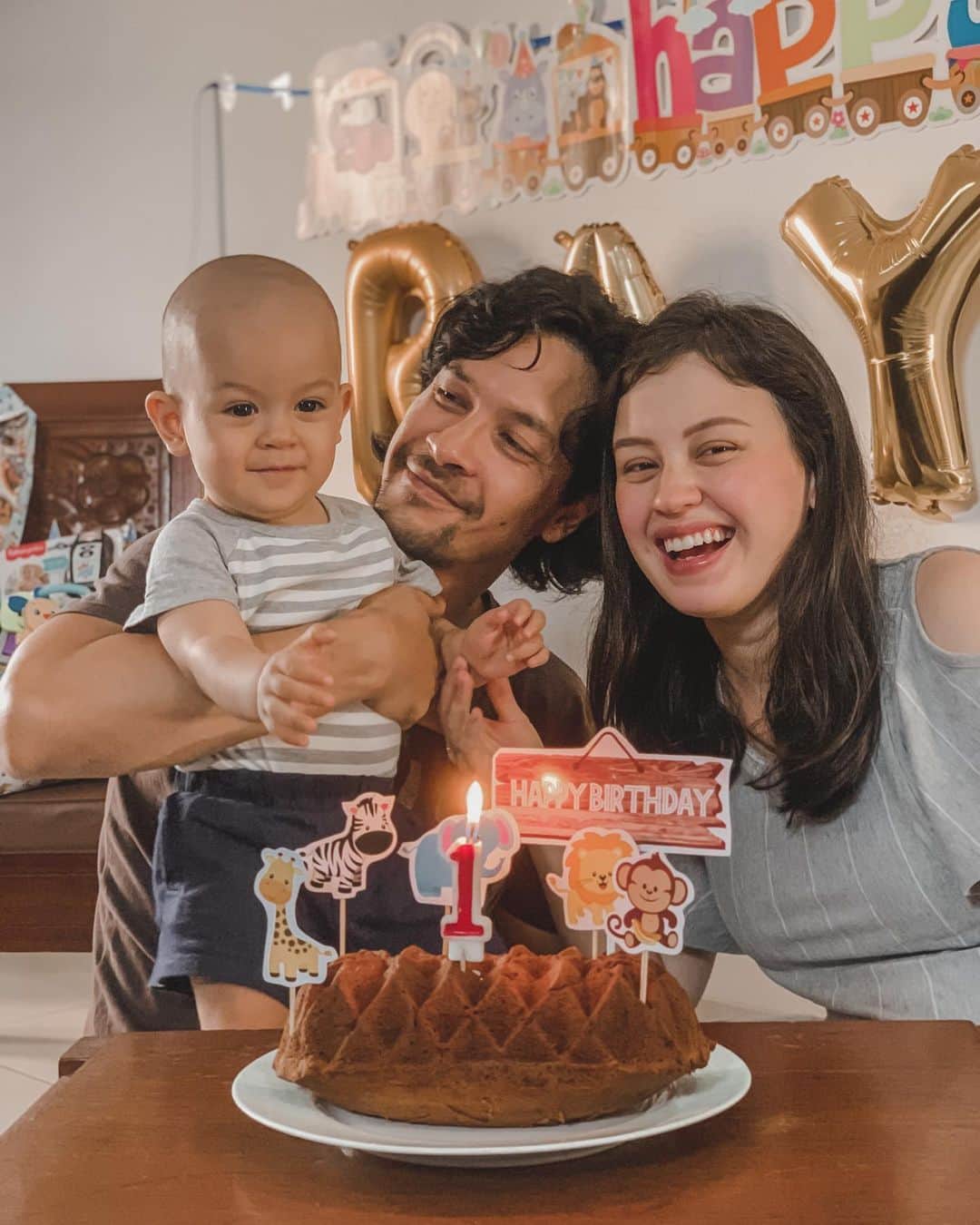 Kimberly Ryderのインスタグラム：「Perayaan ulang tahun pertama Rayden sebulan yang lalu. 😘🎂 Videonya akan keluar di next episode Vlog! Enaknya tayang hari apa guys? Caption the last picture! ✊🏼」