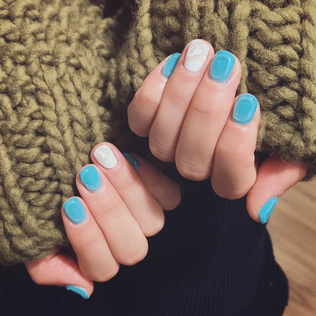 なかやまちえこのインスタグラム：「くすみ水色とホワイト⠀ ⠀ （デザインはお伝え頂いて）⠀ #nail #nails #nailart #ネイル #美甲 #ネイルアート  #japanesenailart #manucure #japanesenails #manicurist #gelnails #أظافر #네일아트 #미용 #vẽmóng #中島早貴 ちゃん @saki__nakajima__uf」