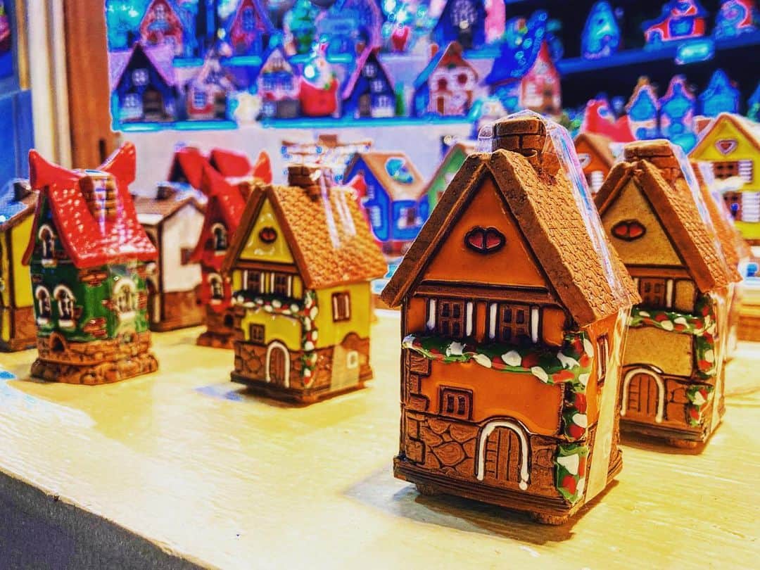 長谷部瞳のインスタグラム：「手作りの雑貨屋さんも可愛すぎた❤️  このお家はキャンドル入れになってて 煙突からアロマオイルを入れられるんだって🕯  見てるだけでも楽しいし 娘もうっとり顔で眺めていました👧  クリスマスって準備の頃から始まってるよね💕  #クリスマス雑貨 #クリスマスインテリア #クリスマス飾り #赤レンガ倉庫クリスマスマーケット #インテリア雑貨 #キャンドルホルダー #クリスマスツリー #手作り雑貨 #クリスマスオーナメント」