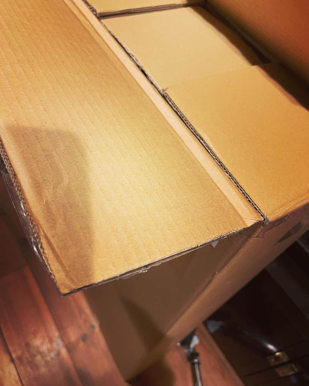 Ju-kenのインスタグラム：「最近話題のブランド、BlackCloud のベースが来たっ！！！ 大体新しい楽器が届いた時はテンション上がってて、冷静に観れないものだが、、、  特筆すべきはセッティングの良さ♫ こんな寒い日に配送され、暖かい部屋に置かれても、開けた時のままのグッドコンディション！ 木が良いのか、ビルダーの腕がいいのか、、、後者でしょうね♫  時間見つけてレコーディングして、音の方も楽しませて頂きます🙏  Thanxxx maxxx  #クロサワ楽器　@blackcloudguitar #blacksmoker #beta」