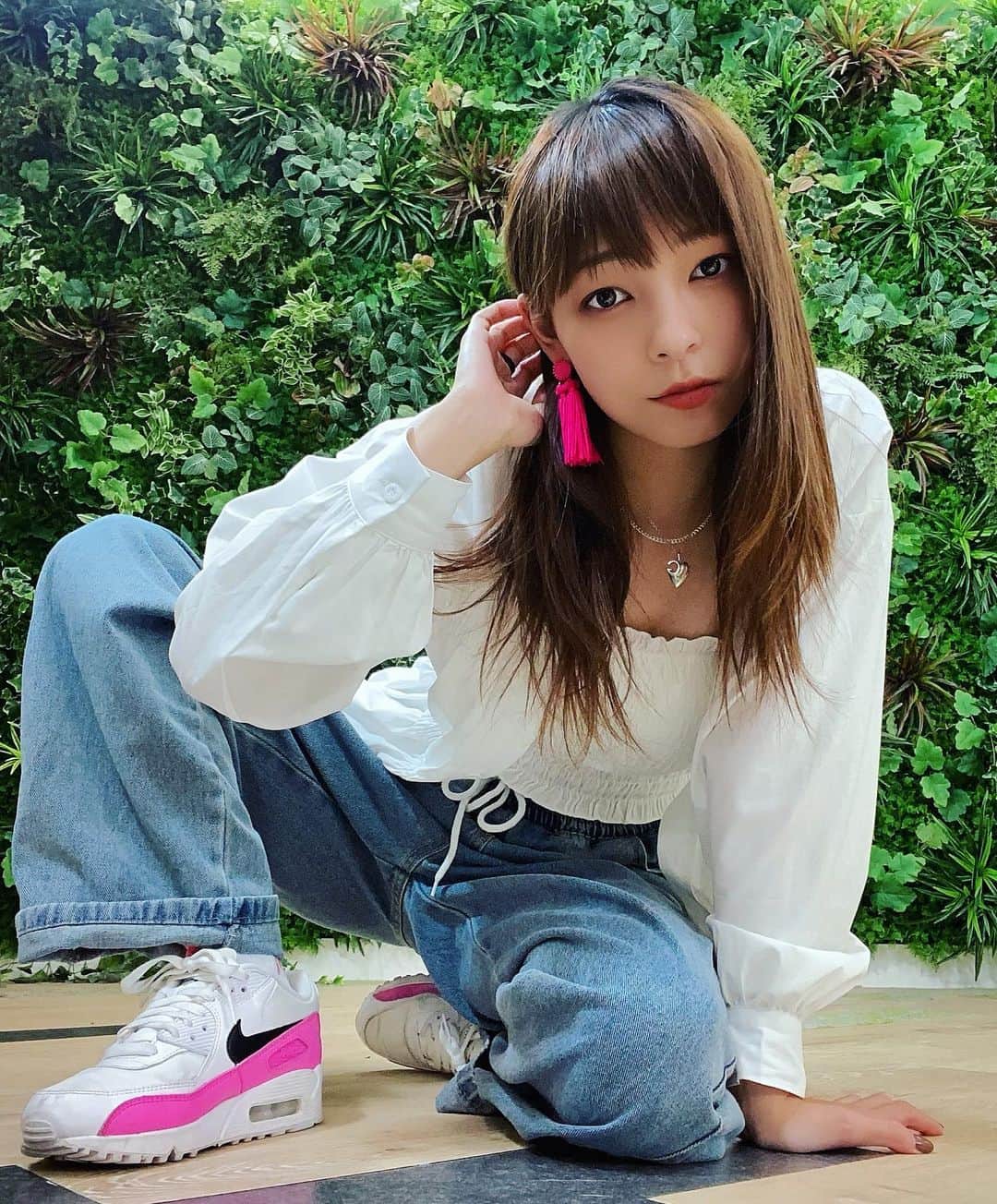 ジェニーのインスタグラム：「差し色ピンクにして。  #ootd #fashion #white #pink _(:3｣∠︎)」