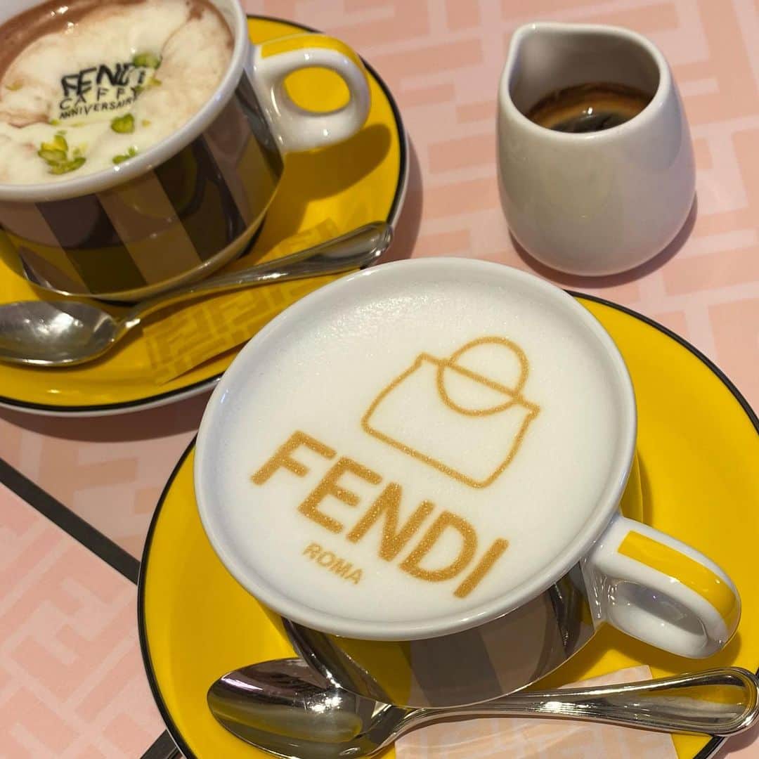 のインスタグラム：「#fendicafe #fendi カフェラテとホットチョコレートのピスタチオ💚. . . チョコが溶けたので行かれる方はその辺気をつけてぇ〜✋. . . #omotesando #omotesandocafe #表参道カフェ #表参道グルメ #期間限定ショップ #期間限定カフェ #期間限定スイーツ  #cafestagram #cafe #cafelatte #instacafe #coffee #カフェラテ #カフェ #カフェ巡り #カフェスタグラム #カフェ好きな人と繋がりたい #カフェ巡り好きな人と繋がりたい #ホットチョコレート」