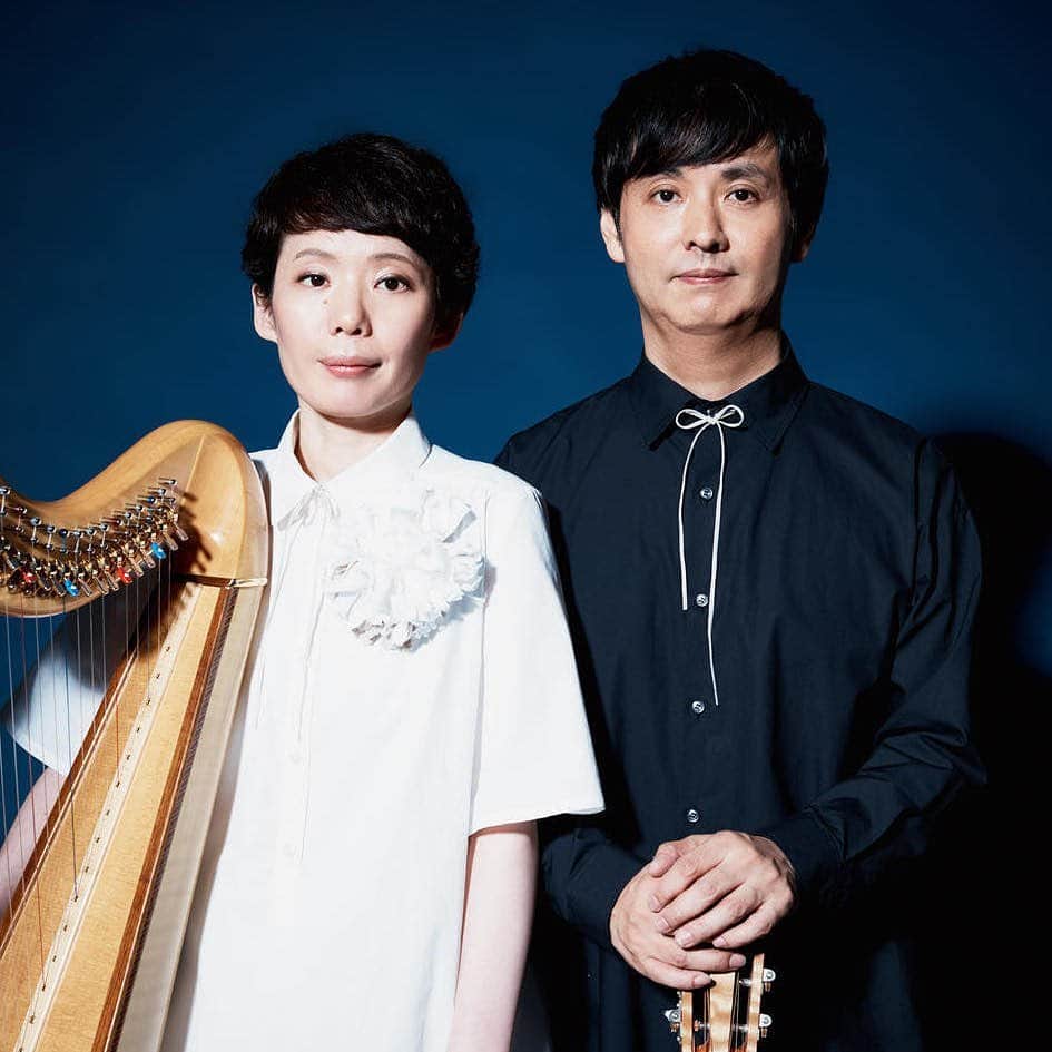 手紙社さんのインスタグラム写真 - (手紙社Instagram)「【「tico moon クリスマス オンラインライブ」手紙舎自家焙煎コーヒー付きチケットは明日まで！】﻿ 12月24日クリスマス・イブの夜にお届けする、tico moonの幻想的なハーモニー。手紙舎の自家焙煎コーヒー豆「WINTER BLEND」を事前にお送りするセットチケットは明日までのご予約です。﻿ ﻿ ご自宅のクリスマス料理とともに、tico moonの聖なる雰囲気に満ちたライブと手紙舎のコーヒーをぜひお楽しみください。﻿ ﻿ 手紙舎「WINTER BLEND」：エチオピア産とコロンビア産のブレンドで、中煎りの甘みと軽やかな苦味があり、後味にほのかな酸味が感じられます。チョコレートやベリーのスイーツと相性抜群！　12月限定のクリスマスツリーのパッケージラベルでお届けします。﻿ ﻿ 【tico moon クリスマスオンラインライブ】﻿ ［日程］2020年12月24日（木）﻿ ［開演］20:00（途中休憩をはさみます）＊終演予定21:30﻿ ［参加料金］﻿ ◎ライブのみ：一般 2,000円（税込）／手紙社の部員 1,800円（税込）﻿ ◎「WINTER BLEND」セット：一般 3,000円（税込）／手紙社の部員 2,800円（税込）﻿ ＊手紙舎の自家焙煎コーヒー豆「WINTER BLEND」100gをライブ当日までにお届けします﻿ ﻿ お申し込み詳細はプロフィールページのリンク「手紙社公式webサイト」→「EVENT INTRODUCTION」→「tico moon クリスマス オンラインライブ from 本とコーヒー tegamisha」へ﻿ ＊申し込み時のクレジット決済（VISA/MASTER）となります。お客様のご都合によるキャンセル、返金はできかねますので何卒ご了承ください。﻿ ﻿ #tegamisya#手紙舎#手紙社#本とコーヒー#ticomoon#クリスマスライブ#自家焙煎#影山敏彦#吉野友加#オンライン#オンラインライブ#クリスマスイブ」12月19日 19時39分 - tegamisha