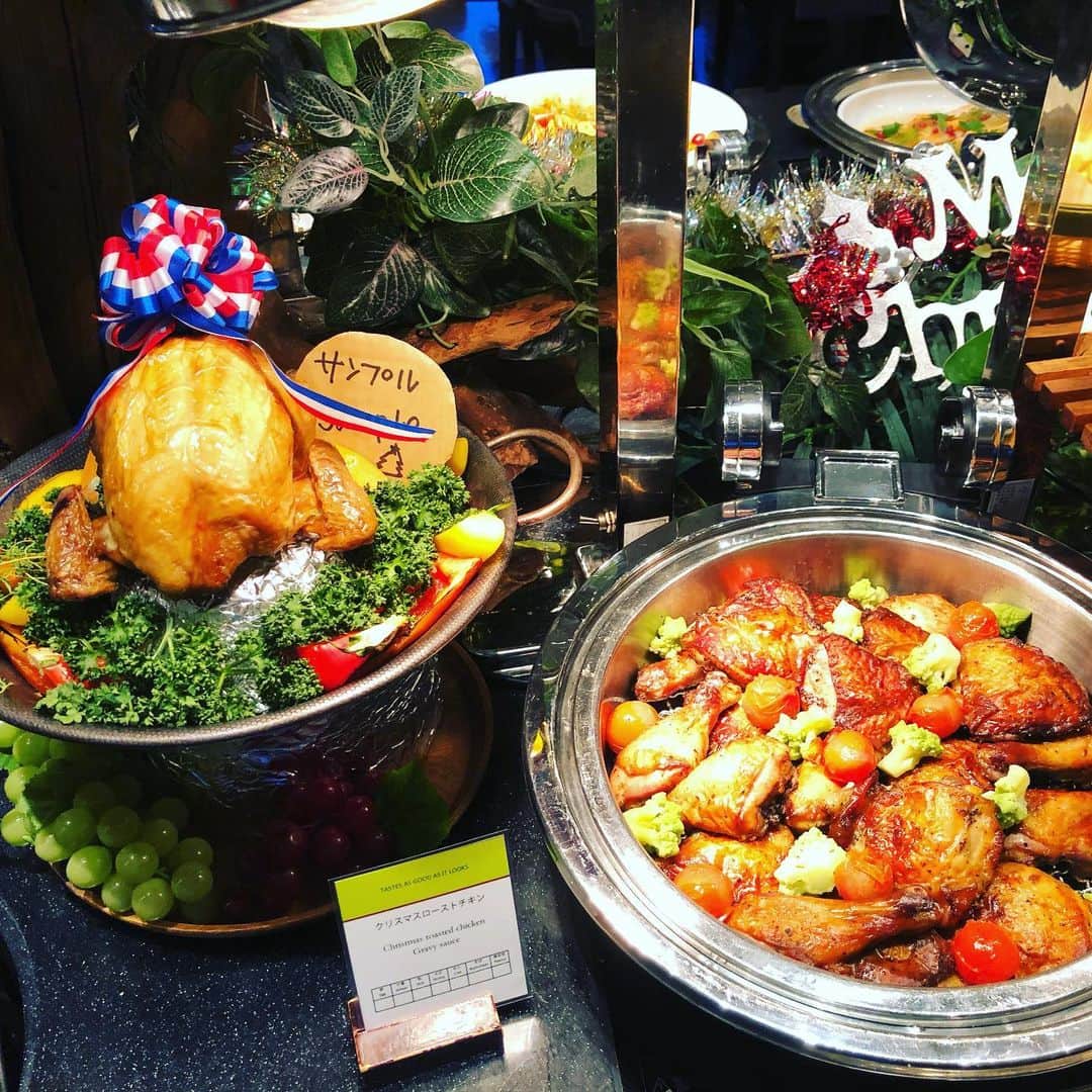 ダブルツリーbyヒルトン那覇首里城のインスタグラム：「🎄クリスマスディナー＆スイーツビュッフェ🎄 いよいよ本日から12/25までのクリスマスウィークが始まりました💝🎉 みなさまにとって素敵なひと時となるよう、ヒルトン ・クリーンステイに基づき安心・安全により気をつけ、スタッフ一同心を込めてお料理、サービスを提供させていただきます☺️✨ #ダブルツリーbyヒルトン那覇首里城 #doubletreebyhiltonnahashuricastle #那覇ホテル #沖縄クリスマス #首里 #クリスマスディナー #クリスマススイーツビュッフェ」