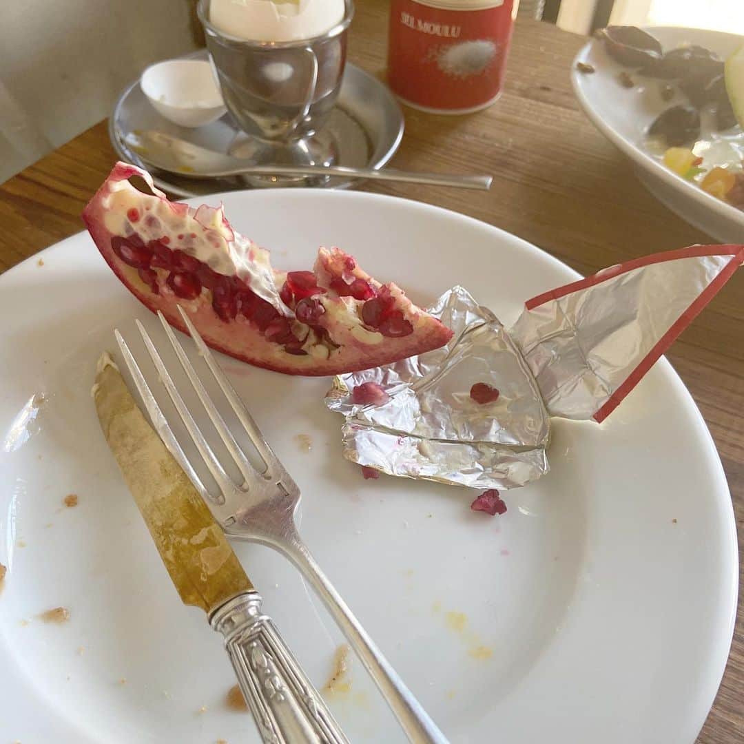 i am aiのインスタグラム：「thank you .🤍 ㅤㅤㅤㅤㅤㅤㅤㅤㅤㅤㅤㅤㅤ 昨夜からの販売にてたくさんのご注文をいただき本当にありがとうございます。😭 今回ponpon初めてのオリジナルアイテムもあり、気に入っていただけるかドキドキはらはらでしたが...開始とともに買ってくださってたり、2色ゲットしてくださってる方もいらっしゃり予想以上にご好評いただけており本当に嬉しく、感動しました😢。何度も何度も修正を重ね、長い月日がかかってやっと形になった shirt dress。思い入れと満足感もひとしおです。 ㅤㅤㅤㅤㅤㅤㅤㅤㅤㅤㅤㅤㅤ こだわりポイントはたくさんありすぎますが @_ponpon_pn にこれでもかというほどの長文でpostしておりますので(☺️)、是非そちらを読んでみてください🤍 ㅤㅤㅤㅤㅤㅤㅤㅤㅤㅤㅤㅤㅤ 想いとこだわりとトキメキが詰まった自慢の一着です。 ㅤㅤㅤㅤㅤㅤㅤㅤㅤㅤㅤㅤㅤ ㅤㅤㅤㅤㅤㅤㅤㅤㅤㅤㅤㅤㅤ 前回のwhite teddy が思いの外早く完売となりましたので、この度はいつも以上にたっぷりと在庫ご用意しております✨ ごゆるりとご検討くださいませ。🤍 ㅤㅤㅤㅤㅤㅤㅤㅤㅤㅤㅤㅤㅤ #shoponpon #オンラインショップ #ファッション通販」