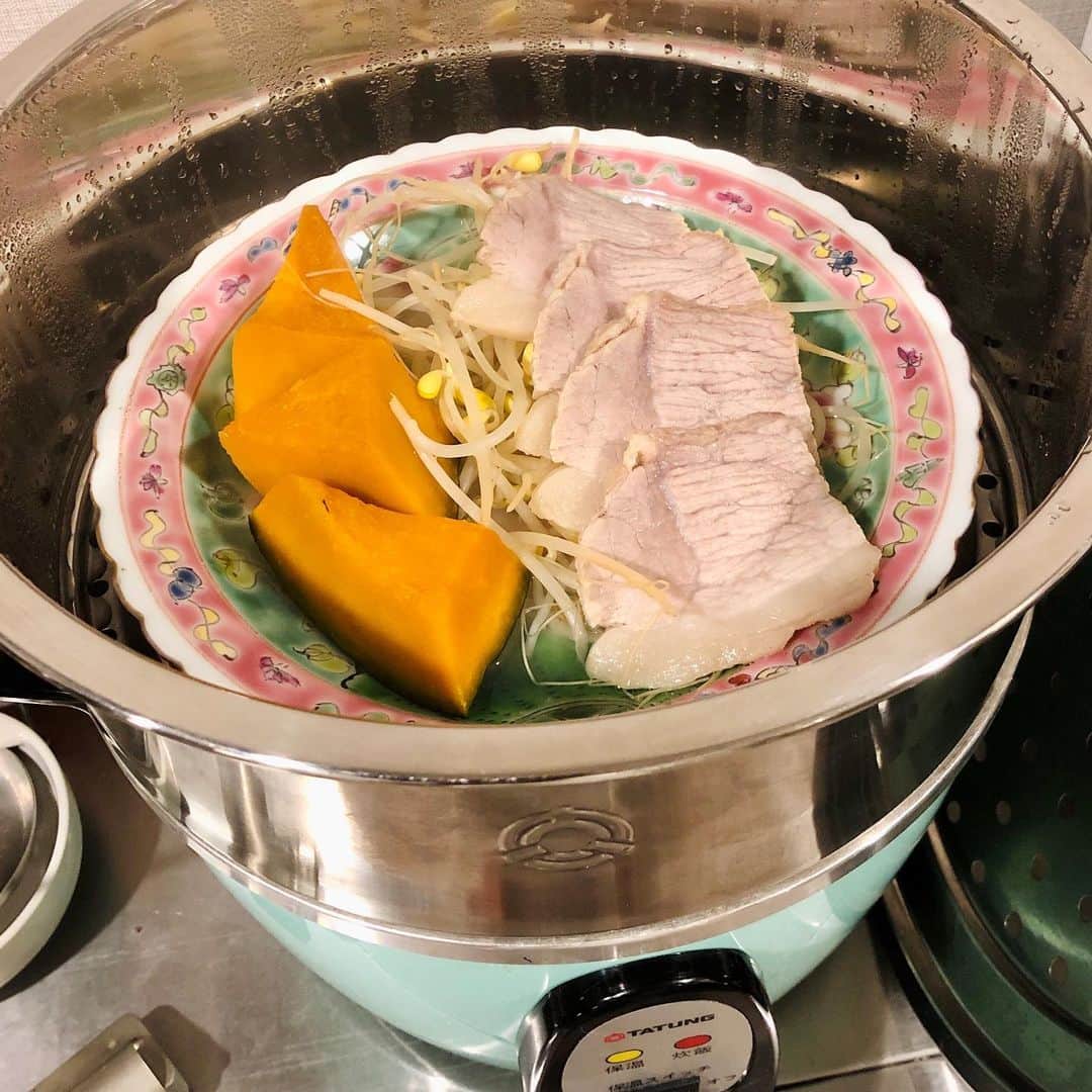 池田有希子のインスタグラム：「今日の #電鍋料理 は残り物集大成。茄子とクレソンとチーズのリゾット、蒸し野菜と蒸し豚。配信公演をご飯を食べながら観る、という新習慣。今日は『今藤政太郎復曲プロジェクト《花の緑》《まつむし》《三日転愛哀死々》』です。  #大同電鍋」