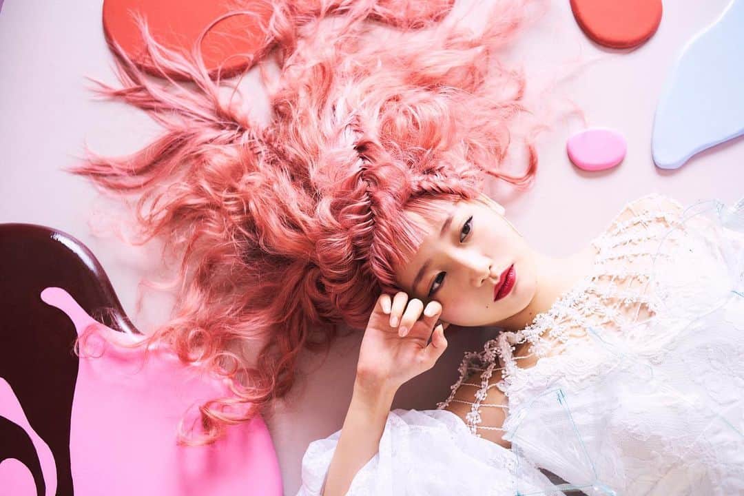 しらいちゃんのインスタグラム：「🥄 ×飯田エリカ（少女写真家）  Theme: 「Jolie fille parfaite」 しらいちゃんで　#パフェには終わりが来る を表現しました。 完璧な構造のパフェがだんだんと形を変えていく美しさをぜひ見ていただきたいです。  Photo / Director: Erika Iida @i.erika_bluegirl  Costume / Styling: ryokokishimoto Hair & Make: AOKI Production designer: Tetsutaro Nakamura」