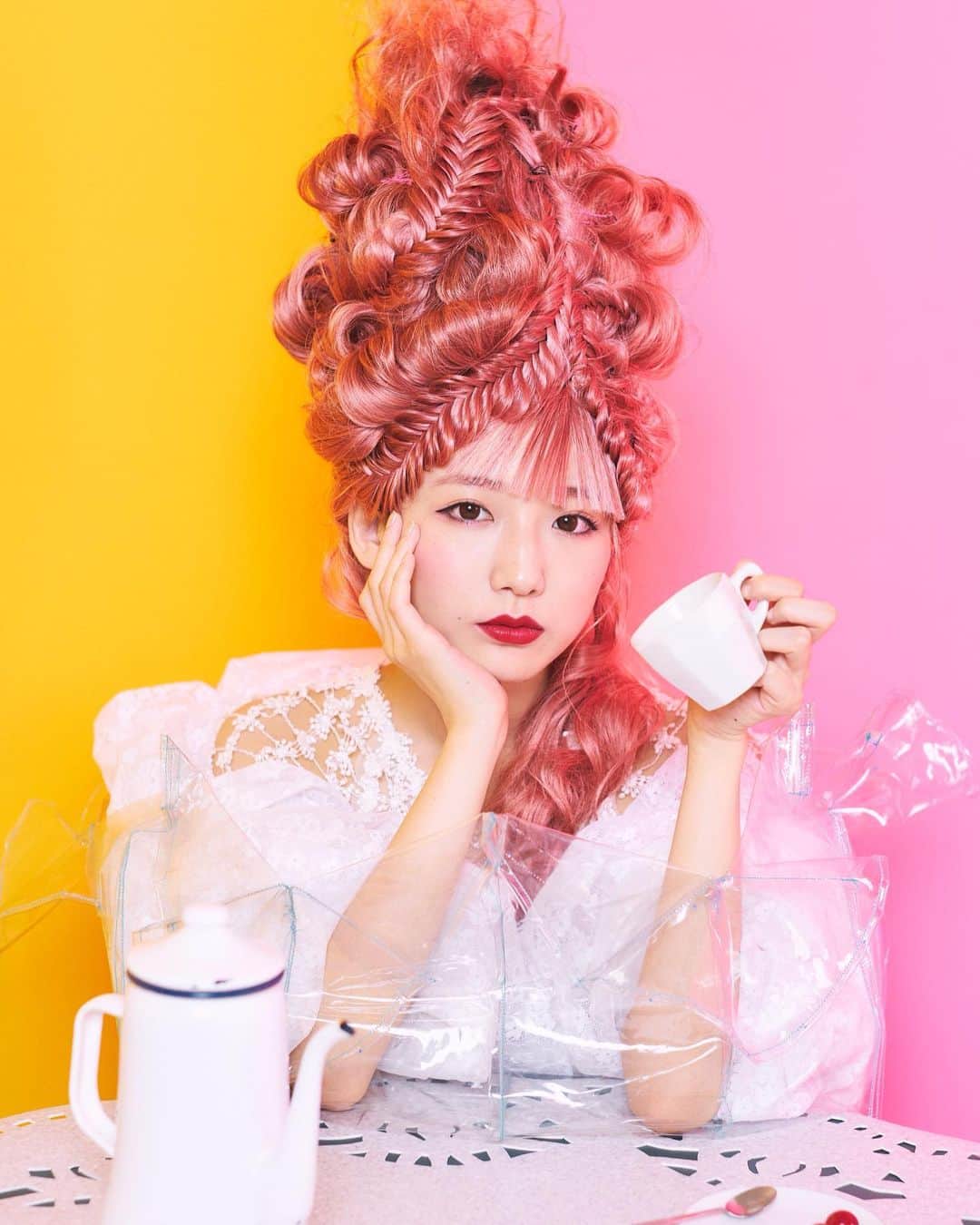 しらいちゃんのインスタグラム：「🥄 ×飯田エリカ（少女写真家）  Theme: 「Jolie fille parfaite」 しらいちゃんで　#パフェには終わりが来る を表現しました。 完璧な構造のパフェがだんだんと形を変えていく美しさをぜひ見ていただきたいです。  Photo / Director: Erika Iida @i.erika_bluegirl  Costume / Styling: ryokokishimoto Hair & Make: AOKI Production designer: Tetsutaro Nakamura」