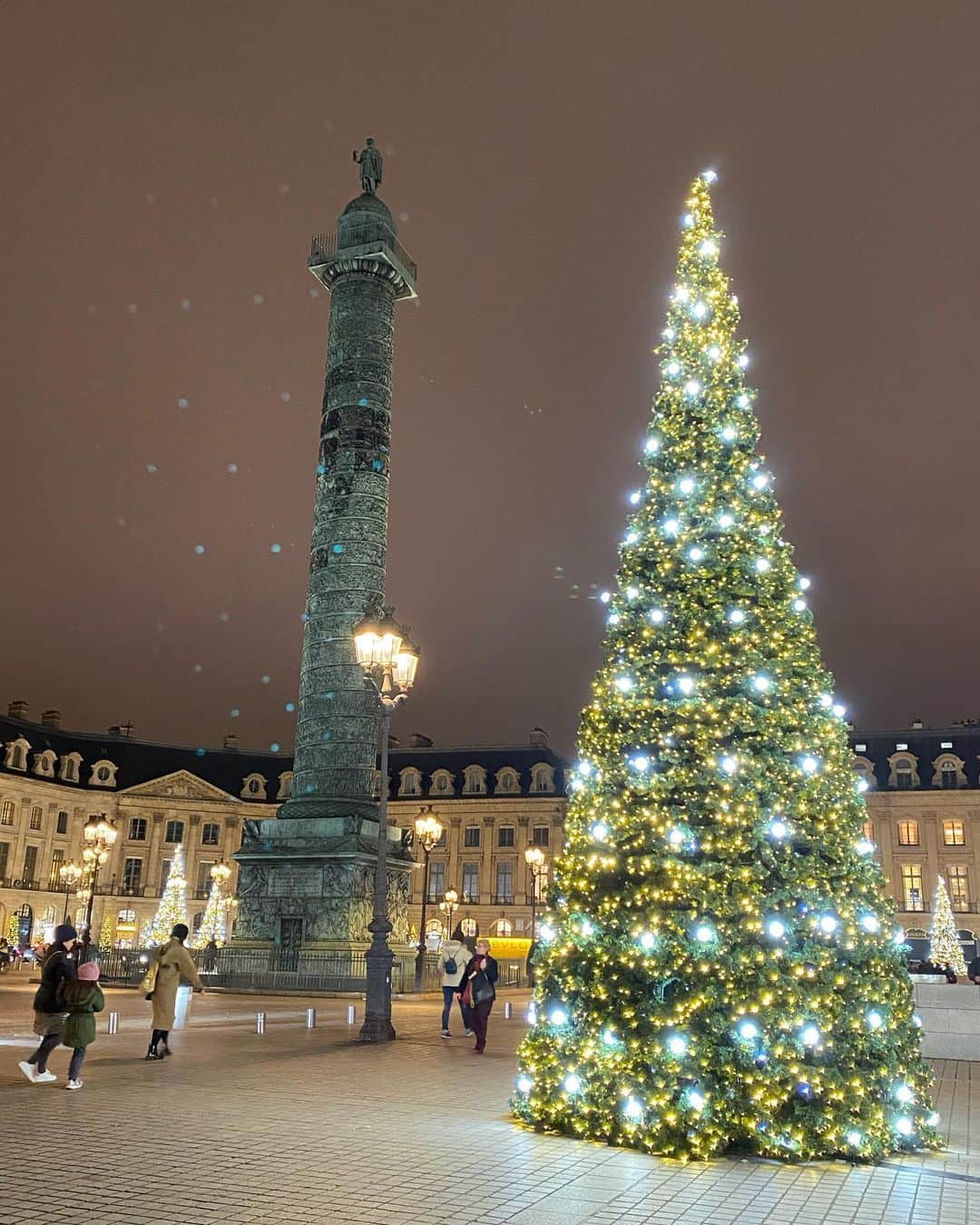 牛窪万里子さんのインスタグラム写真 - (牛窪万里子Instagram)「2020年を振り返るシリーズ！  今年はParisからスタート。  1月に訪問した時はまだクリスマスイルミネーションが美しかった…。  写真はヴァンドーム広場のクリスマスイルミネーション。  #クリスマスイルミネーション #クリスマス #パリ #ヴァンドーム広場 #paris  #christmasillumination  #アナウンサー #元NHKキャスター #NHK #ライフスタイル #美 #オシャレ #食 #日々の活動 #コミュニケーション #会社経営 #女性経営者 #女性活躍推進 #マイクロインフルエンサー #instagood  #instadaily #dailylife2020 #dailystyle2020 #hope」12月19日 19時40分 - mariko_ushikubo