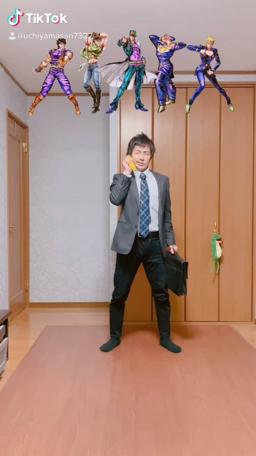 のインスタグラム：「ジョジョ好きの働くサラリーマン🕺🏻✨  Jojo favorite office worker👜   #内山さん #別の感覚器官 #jojo #jojo立ち」