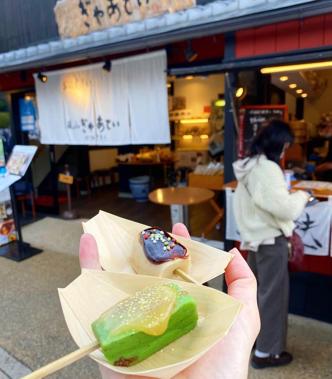得あゆさんのインスタグラム写真 - (得あゆInstagram)「生麩ぷるんぷるんで大好き💓 ヘルシーで最高だよねっ (京都で食べ歩きした写真もあるので あげていきます。笑) ・ ・ ・ ・ ・ ・ ・ ・ ・ ・ ・ #京都#京都紅葉#京都観光#京都グルメ#京都カフェ#京都旅行#紅葉#紅葉狩り#観光#女子旅#タビジョ#国内旅行#秋コーデ#秋#ニット#インスタ映え#カメラ女子#嵐山#綺麗な景色#生麩#食べ歩き#グルメ#kyoto#kyotojapan#kyototrip#autumnleaves#kyototravel#japantravel#japanesegirl#arashiyama」12月19日 19時44分 - tokuayu819