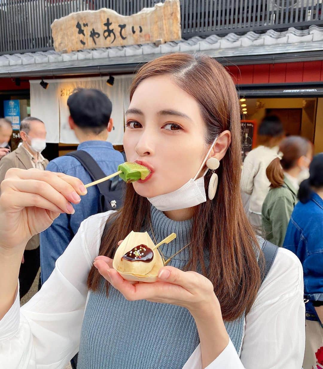 得あゆさんのインスタグラム写真 - (得あゆInstagram)「生麩ぷるんぷるんで大好き💓 ヘルシーで最高だよねっ (京都で食べ歩きした写真もあるので あげていきます。笑) ・ ・ ・ ・ ・ ・ ・ ・ ・ ・ ・ #京都#京都紅葉#京都観光#京都グルメ#京都カフェ#京都旅行#紅葉#紅葉狩り#観光#女子旅#タビジョ#国内旅行#秋コーデ#秋#ニット#インスタ映え#カメラ女子#嵐山#綺麗な景色#生麩#食べ歩き#グルメ#kyoto#kyotojapan#kyototrip#autumnleaves#kyototravel#japantravel#japanesegirl#arashiyama」12月19日 19時44分 - tokuayu819