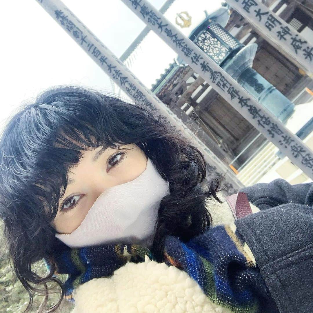 のインスタグラム：「思い出回想❄️  1~2枚目　高野山壇上伽藍  3~4枚目　チベット仏教寺院ネイドーモネストリー  ルーツを探って行くと双方辿り着くのはインド。 壇上伽藍(中は撮影禁止)の中を観て思わず思い出した景色がネイドーモネストリーでした。 中国を経由せずにインド文化がよりダイレクトに伝わったとされるチベット仏教は、インドならではの色鮮やかさと賑やかさ🎺が印象的やったなぁ。仏前のイルミネーションには驚きましたが、時代やその土地の文化を内包して行く姿に懐の広さを感じたりも☺︎  #高野山 #壇上伽藍 #koyasan #neydomonastery」