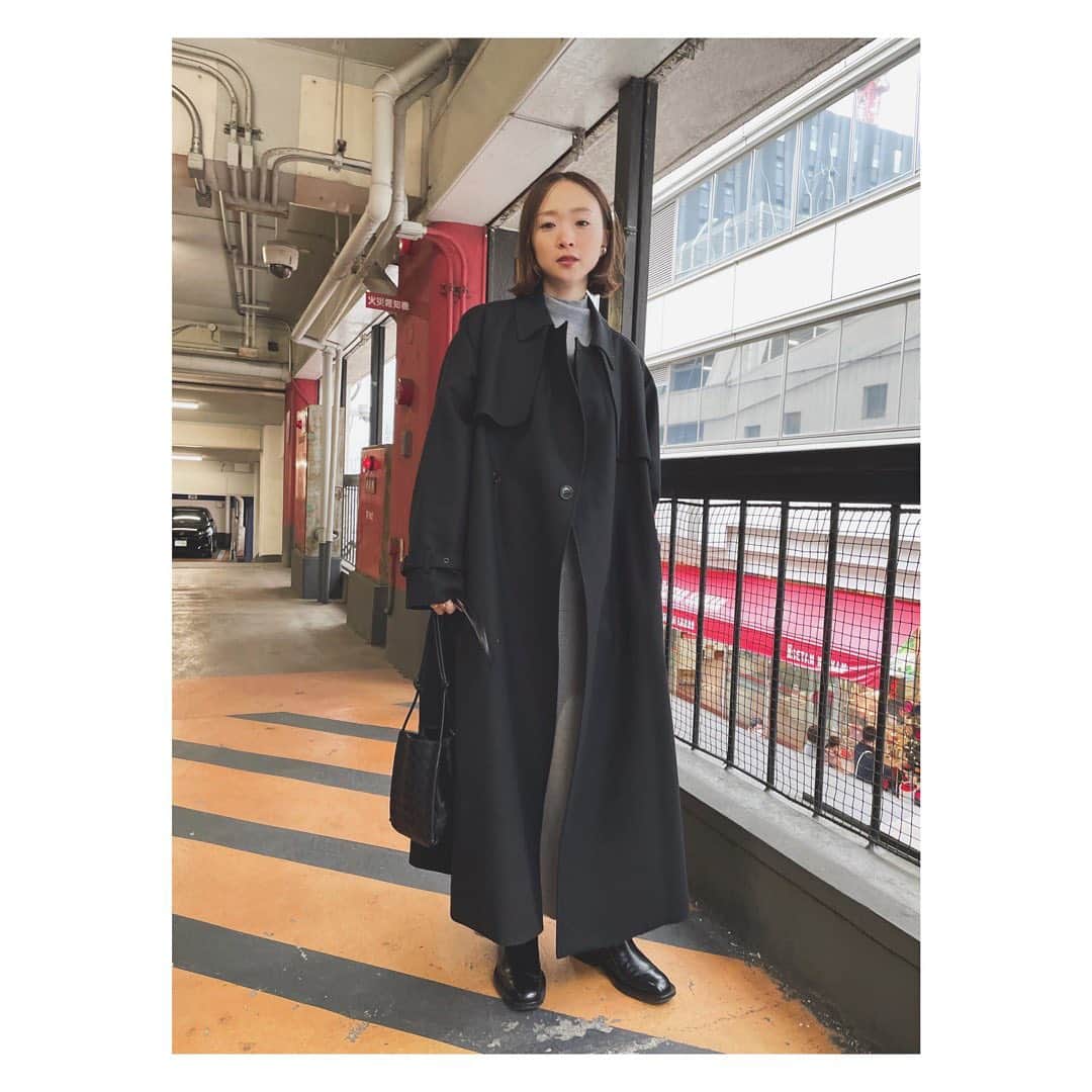 野尻美穂のインスタグラム：「HYKEのコートやっと着れた☺️ 濃紺っぽい黒は重たくなりすぎないから好き○ 中はBONUMのセットアップ。 タイツはまだ履かなくてもコートが守ってくれて大丈夫でした（でももう寒い❄️ #HYKE #bonum_mihonojiri  #bottegaveneta  #jilsander」