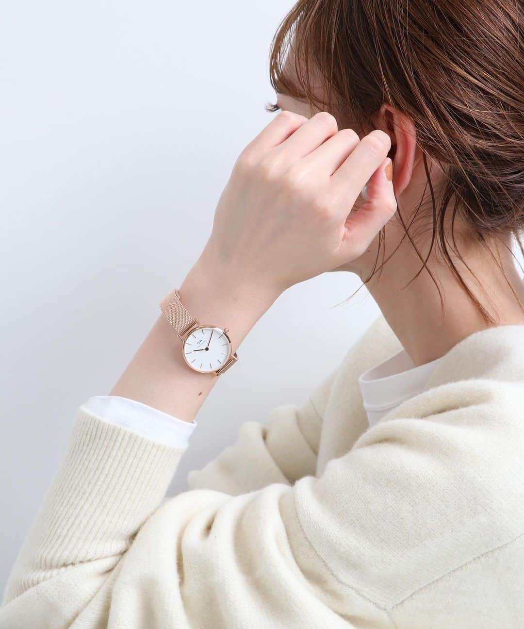 HIROBさんのインスタグラム写真 - (HIROBInstagram)「洗練されたデザインが人気の「Daniel Wellington」﻿ ご自身用にはもちろん、ギフトとしても喜ばれます。﻿ ﻿ ﻿ ⭐️ 男女問わず人気の「Daniel Wellington」﻿ そのシンプルなデザインがファッションの邪魔をせず、さりげないお洒落を演出。ギフトにも喜ばれ、ペアウォッチとしてもおすすめです。﻿ ﻿ ﻿ ✔️ DW00100163 PETITE 32mm﻿ ¥23,100税込﻿ ﻿ ダニエルウェリントンのデザイン手法を反映した 最高にミニマルなライン【CLASSIC PETITE】 今までのレザーベルトを使ったクラシカルなイメージとは違い、 メッシュベルトを組合わせることでアクセサリーの様なラグジュアリー感があります。﻿ ﻿ ※オンラインストア、各店舗にて展開しております。﻿ ﻿ ﻿ #hirob#baycrews#baycrewsstore#watch#casualwatch#simple#antique#vintage#ヒロブ#ベイクルーズ#ベイクルーズストア#時計#腕時計#ウォッチ#カジュアルウォッチ#アンティーク#ビンテージ#ヴィンテージ#アンティークウォッチ#ビンテージウォッチ#Daniel Wellington#ダニエルウェリントン#自分へのご褒美」12月19日 19時50分 - hirob.jp