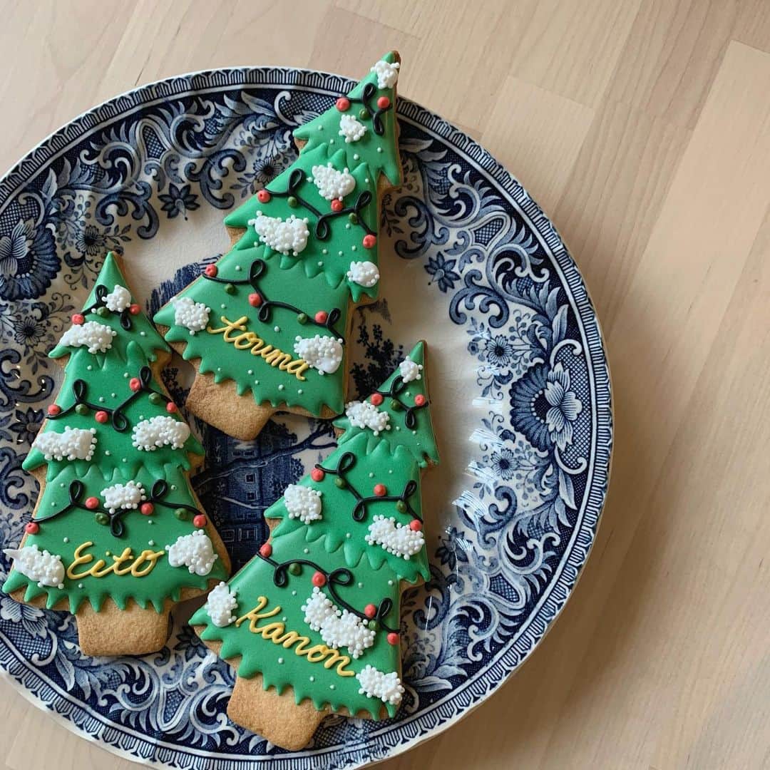 kikkoのインスタグラム：「@weekendstudio2017  今月のギフトは、ツリー🎄 気に入っていただけますように。。。  クリスマスアイシングクッキーレッスンも来週で終わり🙇‍♀️ 来年は、1月末からバレンタインレッスンをします。 これからは、お気軽レッスンですので、お日にちご希望ございましたら、ご連絡いただけたらと思いま〜す❤️  どうぞ宜しくお願い致します💕💕💕」