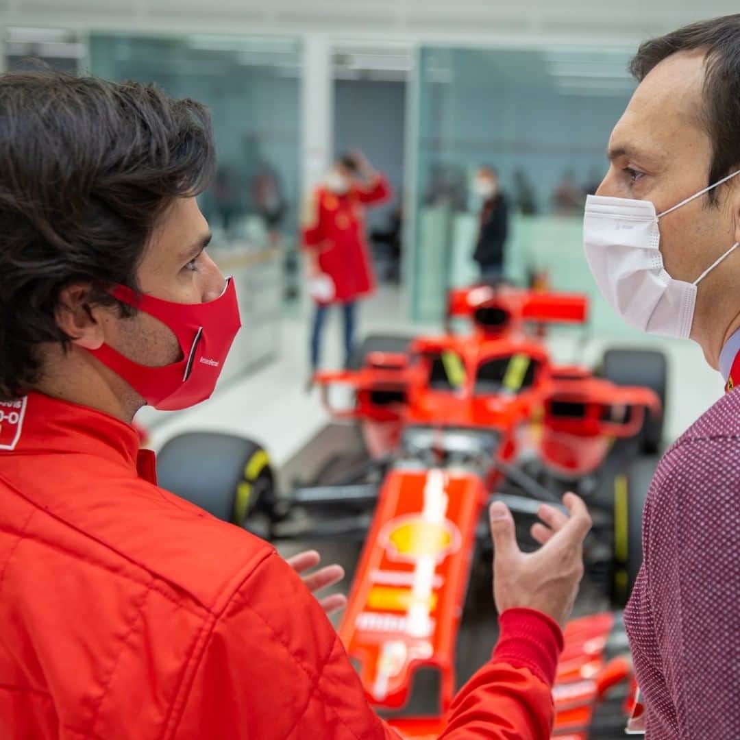 F1さんのインスタグラム写真 - (F1Instagram)「FACT: Carlos Sainz looks pretty good in Ferrari red 👌 .  📸: @scuderiaferrari  .  #F1 #Formula1 #CarlosSainz #ScuderiaFerrari @carlossainz55」12月19日 19時51分 - f1