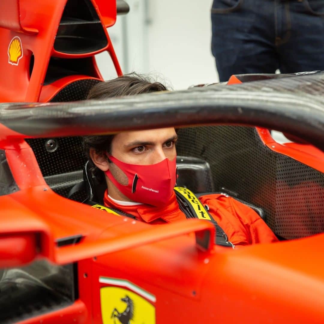 F1さんのインスタグラム写真 - (F1Instagram)「FACT: Carlos Sainz looks pretty good in Ferrari red 👌 .  📸: @scuderiaferrari  .  #F1 #Formula1 #CarlosSainz #ScuderiaFerrari @carlossainz55」12月19日 19時51分 - f1