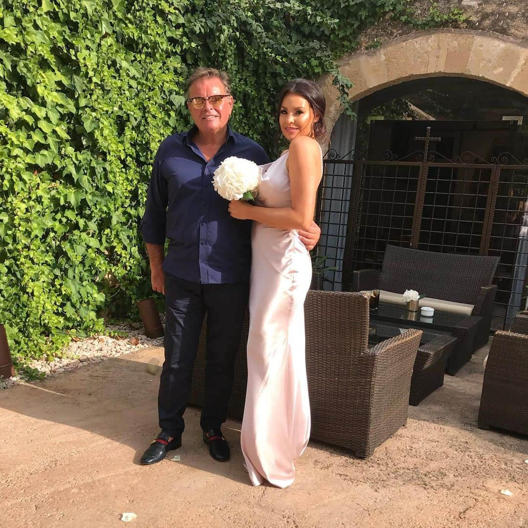 Jessica Wrightさんのインスタグラム写真 - (Jessica WrightInstagram)「Happy birthday to (finally) father of the bride 👰🏽🥰 @bigmarkwright love you dad hope you have a lovely day & sorry we can’t celebrate. You’re so kind hearted & funny without even knowing ❤️🎄✨🎁」12月19日 19時51分 - jesswright77