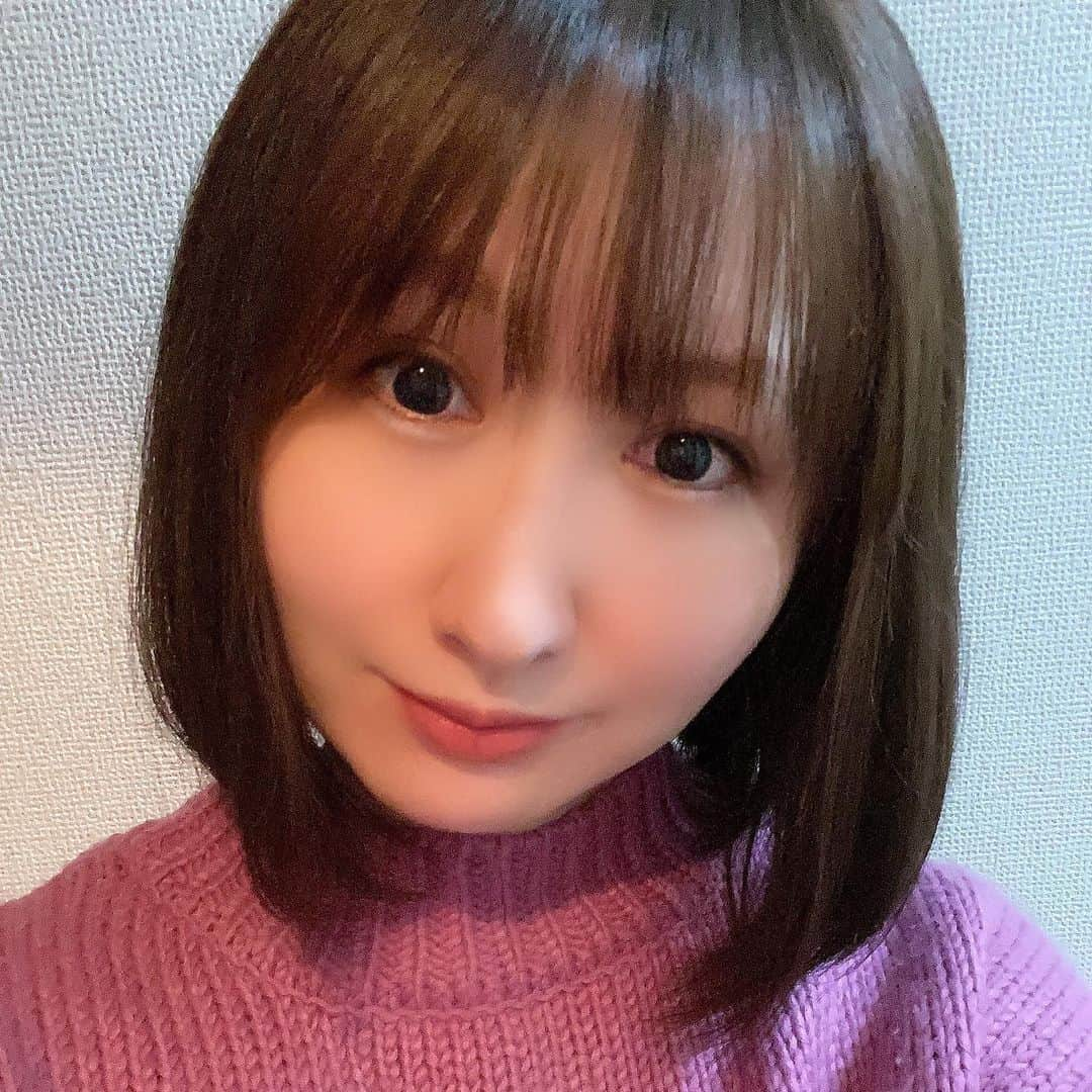 大谷咲子のインスタグラム：「今日は #小顔矯正 & #HIFU に行ってきました！ 配信中の動画見て顔が丸過ぎる！！と思って…😭 マスクでいる時間が長くて少し怠けている気がしました。 私は歯を食いしばって生きてるみたいなので今後改善できればなーと思っております😤 写真は施術後ですが、肌以外の加工しておりません！輪郭はそのままです。 ノーメイクのため肌だけ加工しました🥺 だいぶスッキリした気がします✨ 頭から首肩周りまで解していただけるので、ヘッドマッサージだけ行ったりしてましたがこちらに定期的に通いたいなーと思いました🥺 ゲーム配信とはいえ顔を出して活動している限りは美容に気を遣わないとダメですからね🥰  #CharisCosmicBeauty 渋谷店の川端さん(@haayaatoooo )ありがとうございました✨ 整体&エステが一緒に出来るとっても良いサロンでした😍」