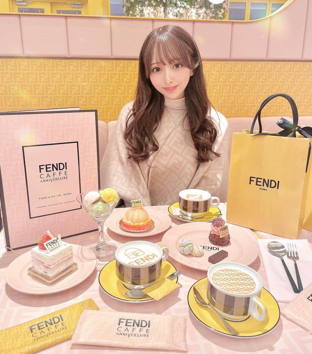 藤咲くるみのインスタグラム：「・ ・ ようやくちゃんと行けた#fendicafe 🤍 ・ お買い物ついでにお茶してきたよん♡⸝⋆⸝⋆ 表参道FENDIでお買い物したら並ばずスムーズに入れるからおすすめです🥺✨ ・ お洋服はピンクの空間に合わせてピンクのポンチョを合わせました💓 食べ物全部が可愛すぎた👼🏻幸せ〜 ・ ・」