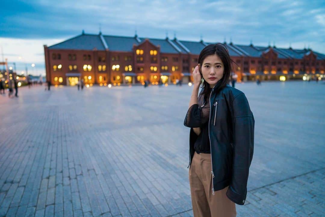 一双麻希 さんのインスタグラム写真 - (一双麻希 Instagram)「少し前に横浜で📸 この日も寒かったなぁ。❄️  横浜の港の方って、何度行っても飽きないし、なんか楽しい。✨何度歩いても、ああ綺麗だなぁと思う好きな街。🌇 ・ #寒そうな顔😂 #Yokohamashooting  #馬車道 #赤レンガ倉庫 #横浜 #みなとみらい #撮影  #ポートレート #portrait #actress # #japanphotography #portraitphotography #shooting #yokohama #一双麻希」12月19日 20時05分 - isso_maki315