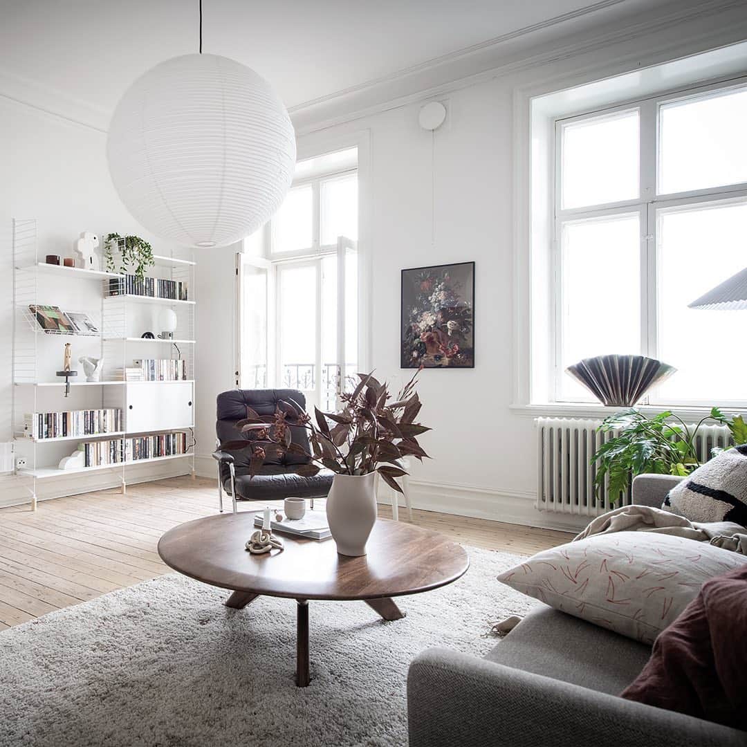 Bjurforsのインスタグラム：「Tips på förhand Visas på Stora Visningsveckan: Elegant sekelskifte med originaldetaljer 💭. Allmänna vägen 52 A. Foto: @mariasahlander Styling: @josefssonljung . . . . #bjurfors_goteborg #mäklarezaraek #sekelskifte #sekelskiftesbostad #sekelskifteslägenhet #homestyling #scandinavianhome #scandinavianstyle  #livingroom #vardagsrum #inredningsinspiration #sekelskifteshem」