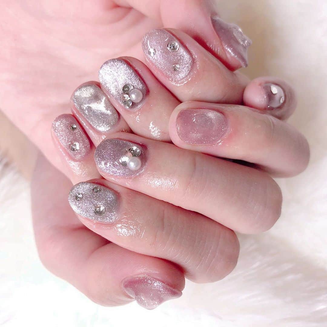 根岸愛のインスタグラム：「💅💝💅 newネイル💅✨ Lapis新宿店にて 担当はmanamiさん(@lapis_manami )です🥰 気に入りすぎてほとんど前回と同じ🥺💕中指のストーンをパワーアップ！ #nail #lapisnail #magnetnails #ネイル #マグネットネイル」