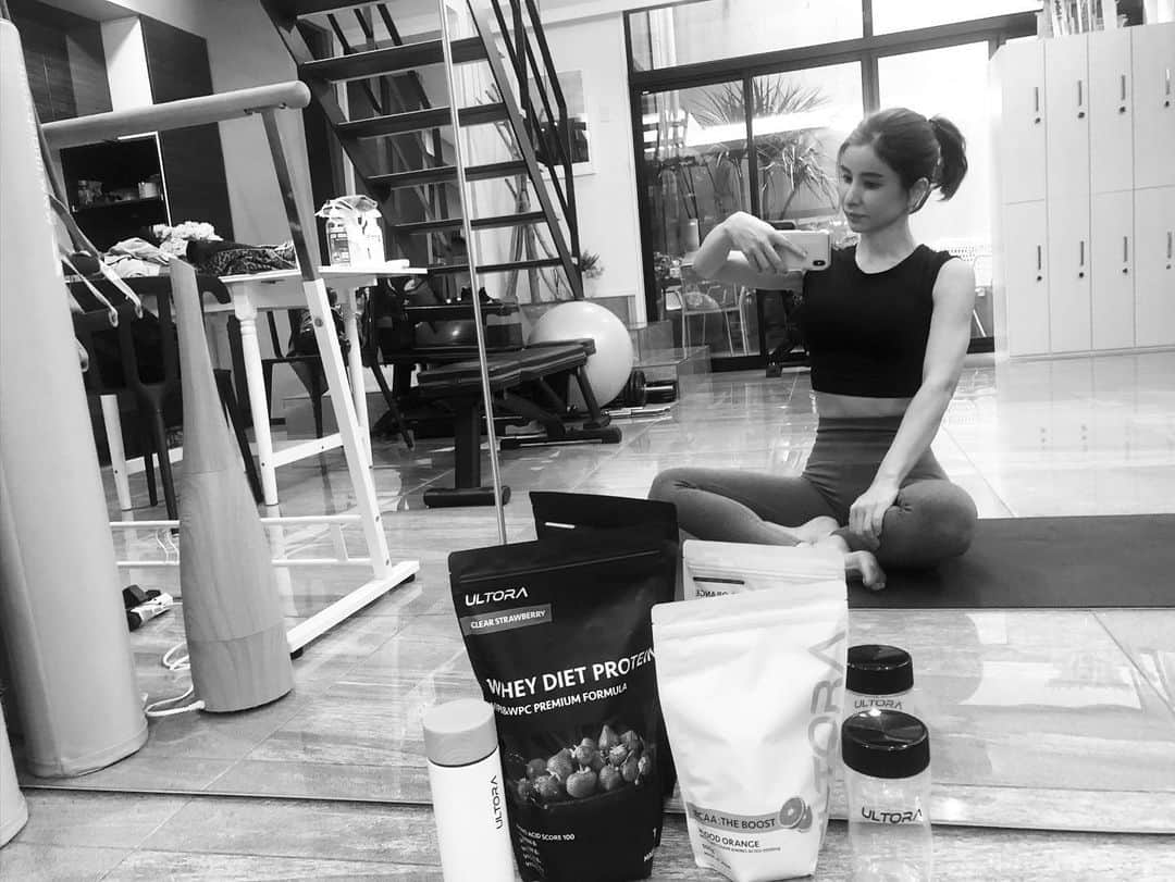 Emiさんのインスタグラム写真 - (EmiInstagram)「トレーニング後に欠かさず飲んでいる プロテイン🥛 飲みやすさが大切だから ULTORAのプロテインはサラリとしていて飲みやすい✨ 人工甘味料、保存料、合成着色料などの添加物はフリー👏🏻  最近はBCAAもトレーニング中のスタミナ切れ予防に飲んでる オレンジ🍊は甘すぎず飲みやすい😍から好き こちらも安心な人工甘味料不使用、国内産✨  プロテインもBCAAも色々な種類があって 試してみないとわからないからその中で自分のお気に入りが見つかると楽しい❤️  @ultora_official  #ULTORA  #ウルトラ　 #ダイエット　 #トレーニング　 #カラダ革命」12月19日 19時58分 - emi_yoga