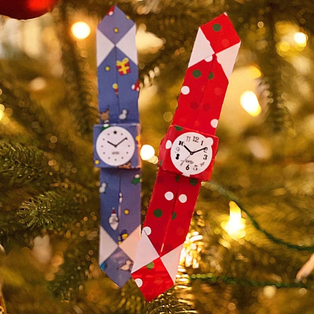 CITIZEN（シチズン時計）さんのインスタグラム写真 - (CITIZEN（シチズン時計）Instagram)「寒い日は、おうちで時計を作ってみてはいかがかな？🎅 ・ ご好評いただいている、折り紙でつくる腕時計の工作キット クリスマスバージョンをご用意しました！ ・ 今回はプレゼント用のミニBOXも！ ・ クリスマスツリーのオーナメントにしたり、プレゼントにしたり。 ・ お子様との時間の学習にも使えます！ ・ プリンターが無くても大丈夫！ 折り紙を使ってお絵描きでオリジナルに仕上げてもとても素敵ですよ！ ・ 工作キットや、折り方はストーリーズのリンクよりアクセスしてくださいね✨ ・ 素敵なオリジナルデザインができたら、ぜひ時計と同じように　#マイシチズン　もしくはメンション @citizenwatchjp でお知らせくださいね✨ ・ #citizenwatch #citizen #watch #instawatch #instalike #instafashion #時計 #腕時計 #シチズン #wristwatch　 #腕時計くら部 #腕時計好き #アクセサリー #冬コーデ 　#おうち時間　#手元倶楽部 　 #工作大好き 　#工作教室 　#工作　　#コスプレ　#折り紙 #おみせやさんごっこ　#クリスマス 　#クリスマスプレゼント  #クリスマスツリー 　#オーナメント #子供のいる暮らし #親子時間を楽しもう  #時間」12月19日 20時00分 - citizenwatchjp