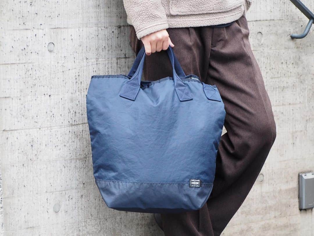 B JIRUSHI YOSHIDAのインスタグラム：「【NEW ARRIVAL】 〈KAPTAIN SUNSHINE×PORTER〉 Quilting Military Nylon Tote SMALL ・ 〈KAPTAIN SUNSHINE×PORTER〉コレクションより、2017FWシーズンに登場し人気を博したトートバッグが今シーズンアップデートされて再登場。 ・ 手持ちと肩掛けの2WAYで使用が可能なこちらのトートバッグ。 メイン素材には、ボンディング加工が施されたナイロン素材を使用。内装はキルティング仕様で、小物用オープンポケットが2箇所配備。 ・ 13インチノートPCやA4クリアファイルが収納可能。また底マチもあり、デイリーユースに使いやすいデザインとなっております。 男女問わずお使いいただけるオススメのトートバッグです。 ・ COLOR:BLACK,OLIVE,NAVY ¥23,000+TAX  #bjirushiyoshida #B印YOSHIDA #代官山 #daikanyama #TOKYO #BEAMS #ビームス #yoshidakaban #吉田カバン #ポーター  #porter #비지루시요시다 #도쿄 #다이칸야마 #빔스 #빔즈 #포터 #데일리룩 #백팩 #B印YOSHIDAlineup #kaptainsunshine」